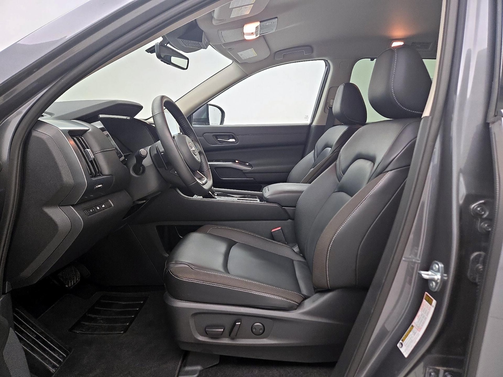 2025 Nissan Pathfinder SL - Photo 12