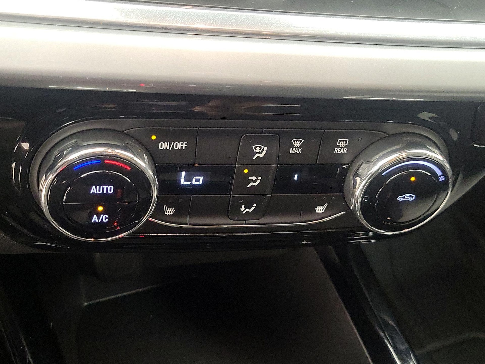 2025 Chevrolet Trax LT - Photo 17