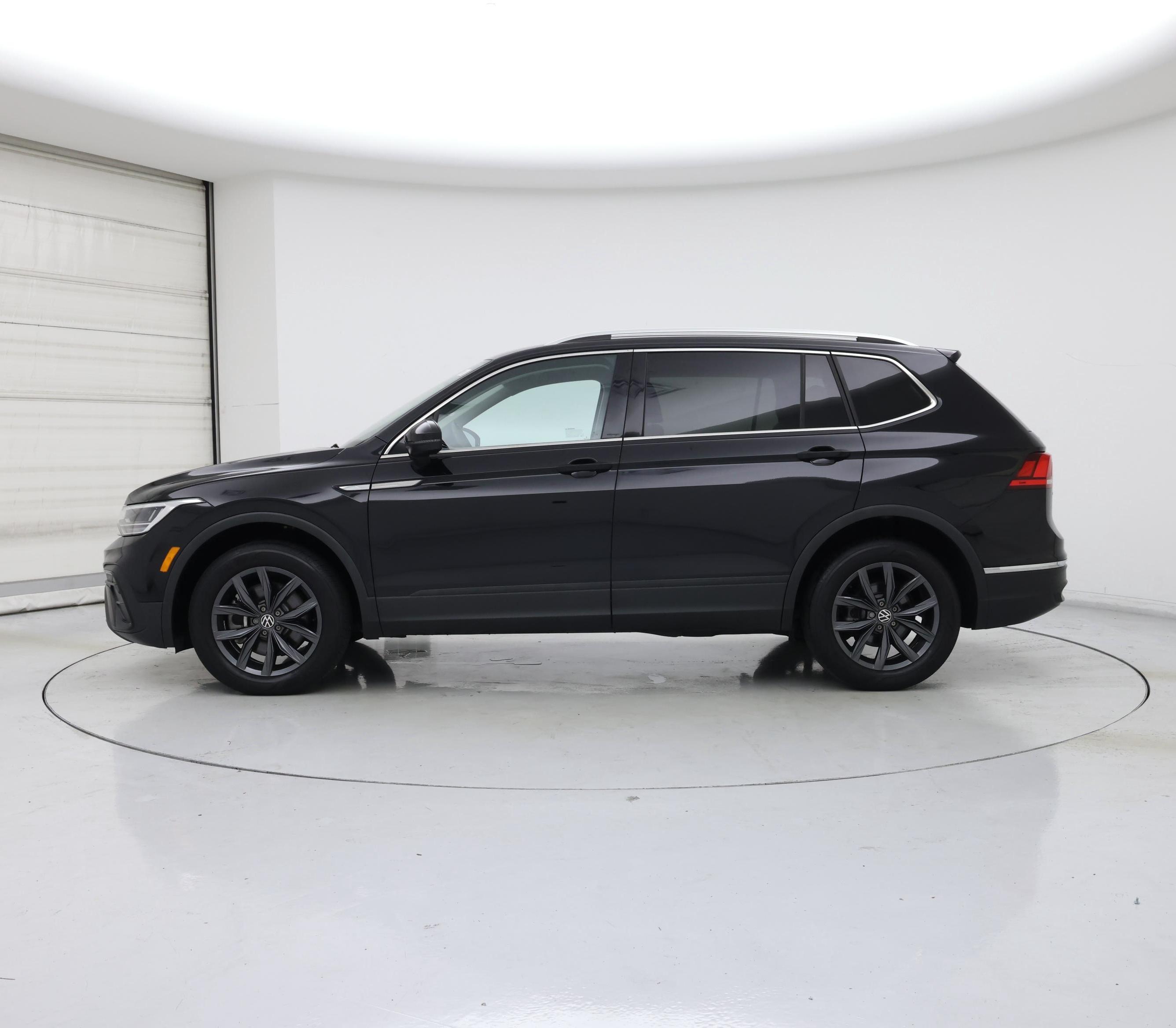 Thumbnail: 2023 Volkswagen Tiguan - 3