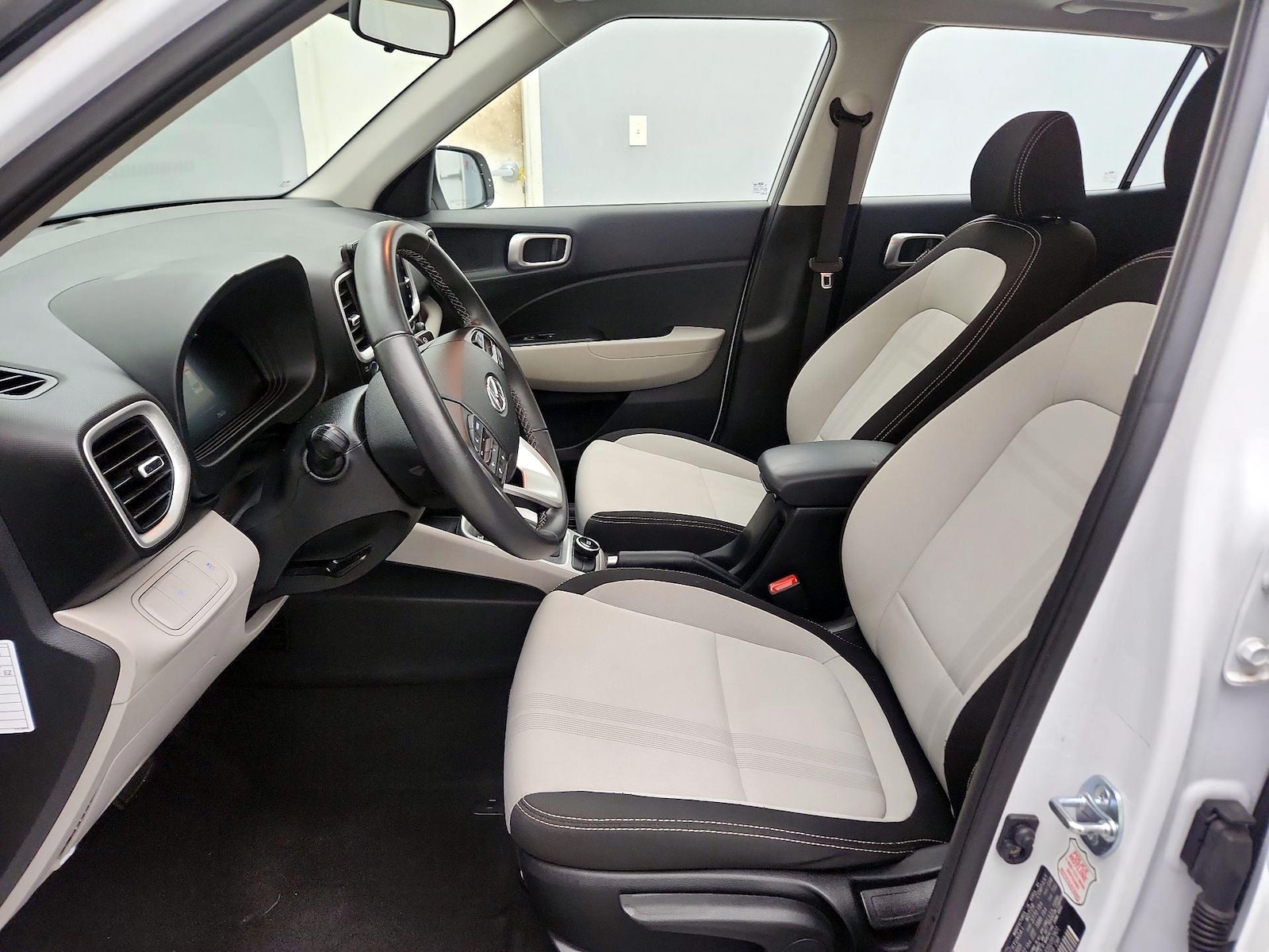 2025 Hyundai Venue SEL - Photo 12