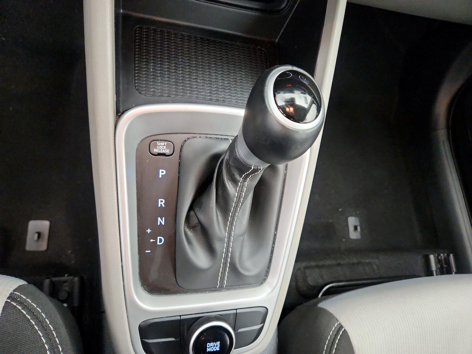 2025 Hyundai Venue SEL - Photo 18