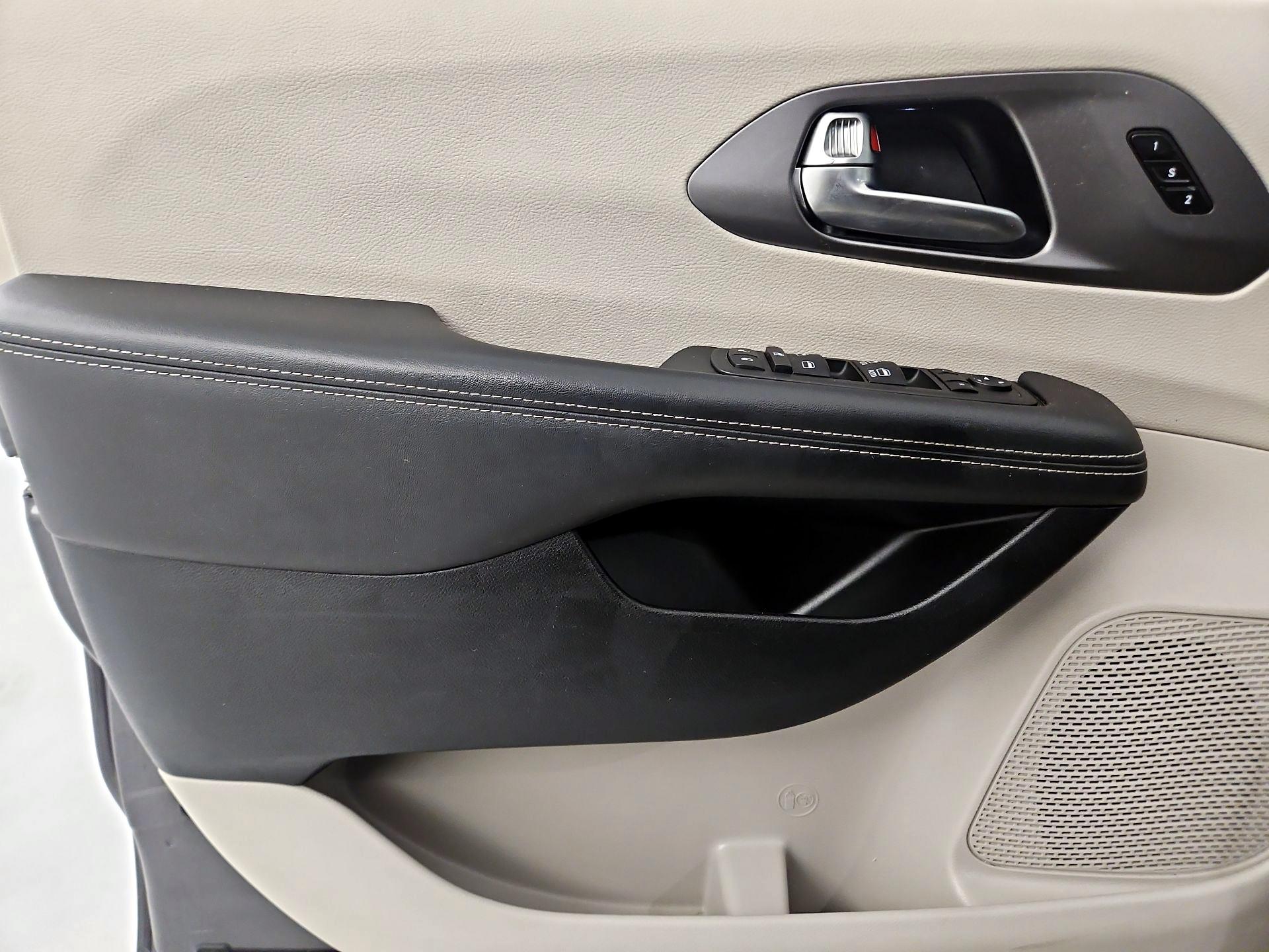 Thumbnail: 2023 Chrysler Pacifica - 10