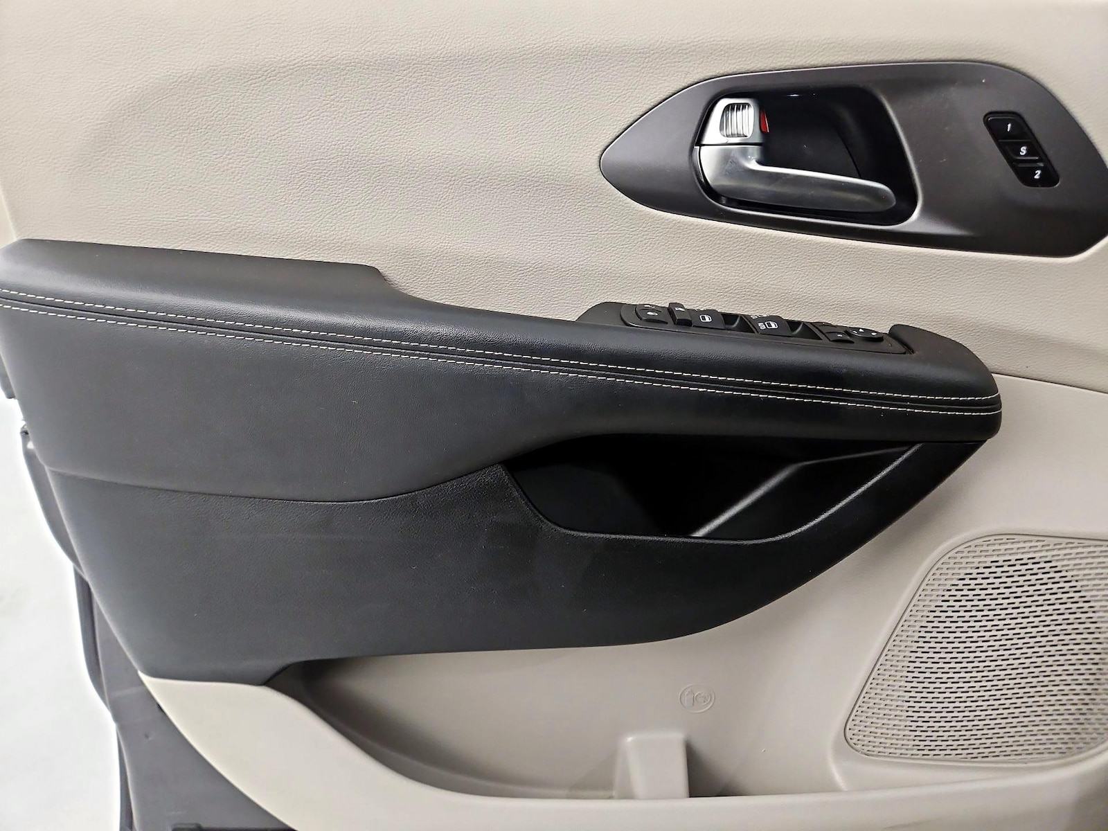 2023 Chrysler Pacifica Touring L - Photo 11
