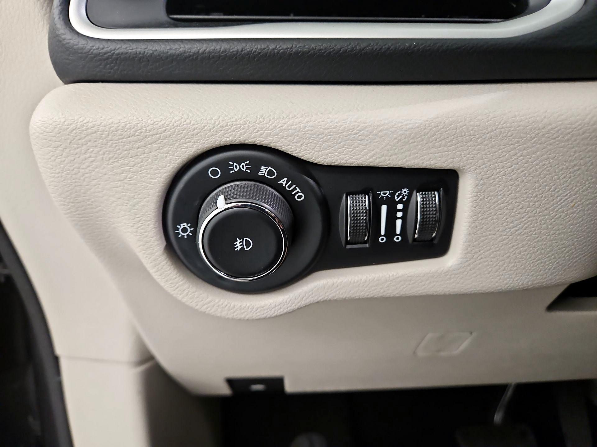 Thumbnail: 2023 Chrysler Pacifica - 11