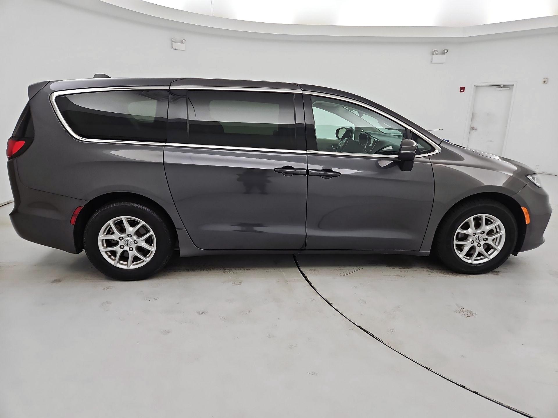 Thumbnail: 2023 Chrysler Pacifica - 4