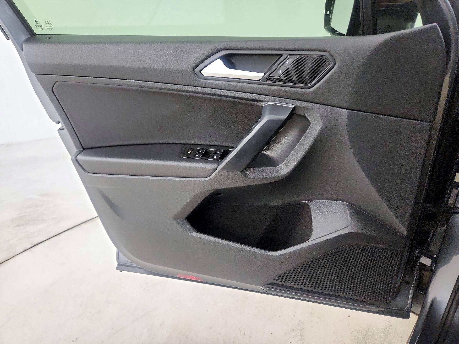 Thumbnail: 2021 Volkswagen Tiguan - 12