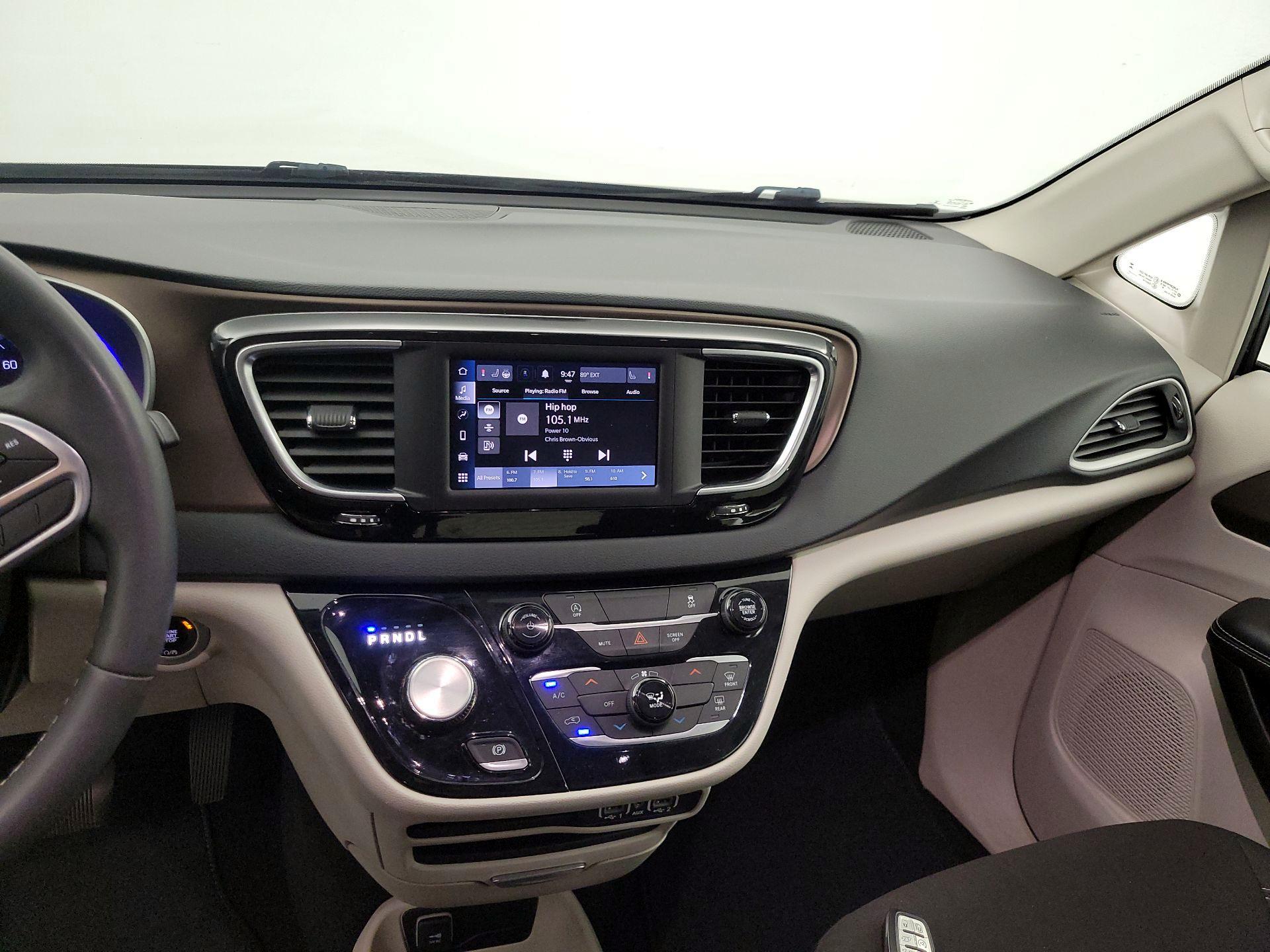 Thumbnail: 2023 Chrysler Voyager - 9