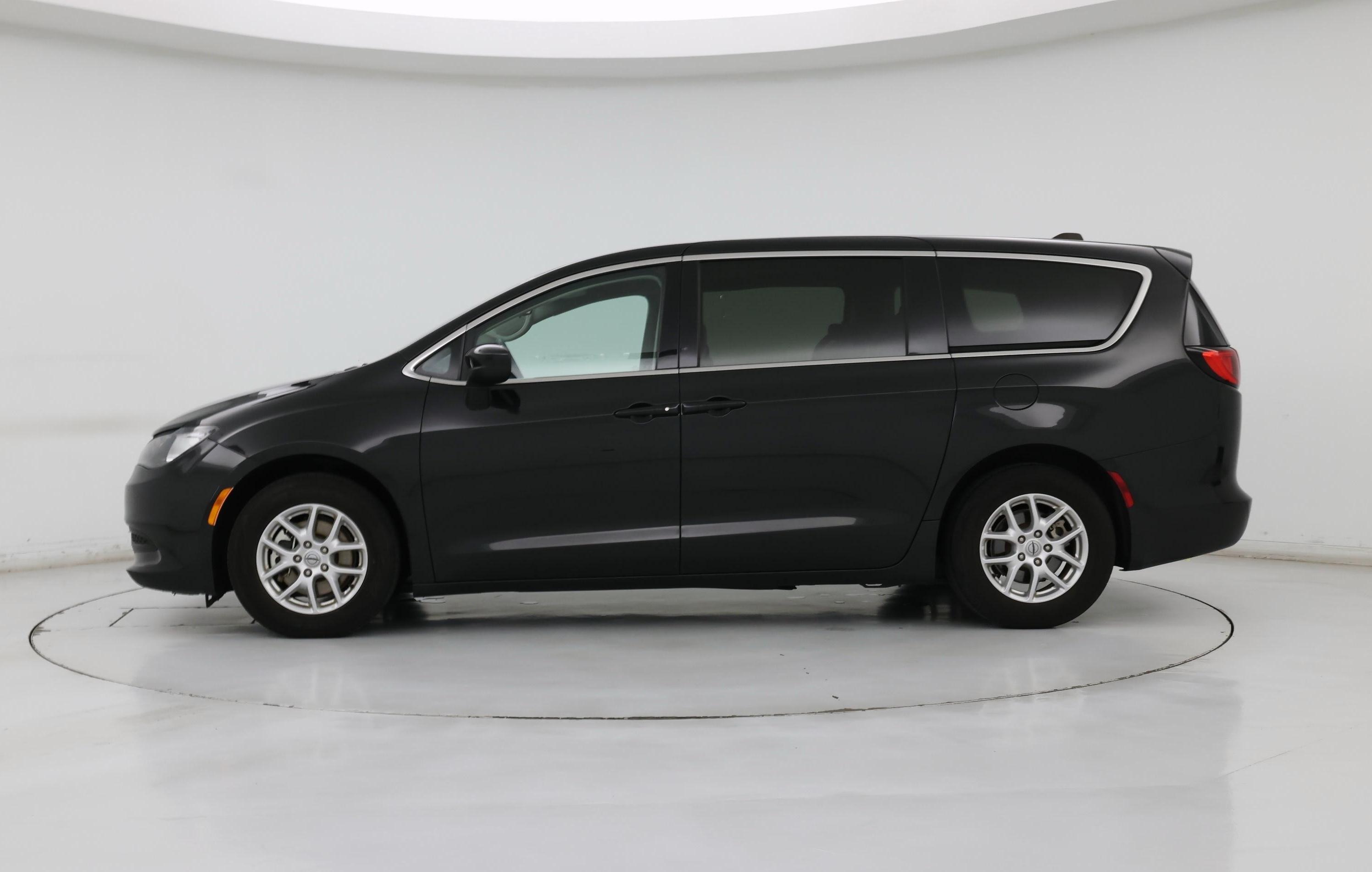 Thumbnail: 2023 Chrysler Voyager - 3