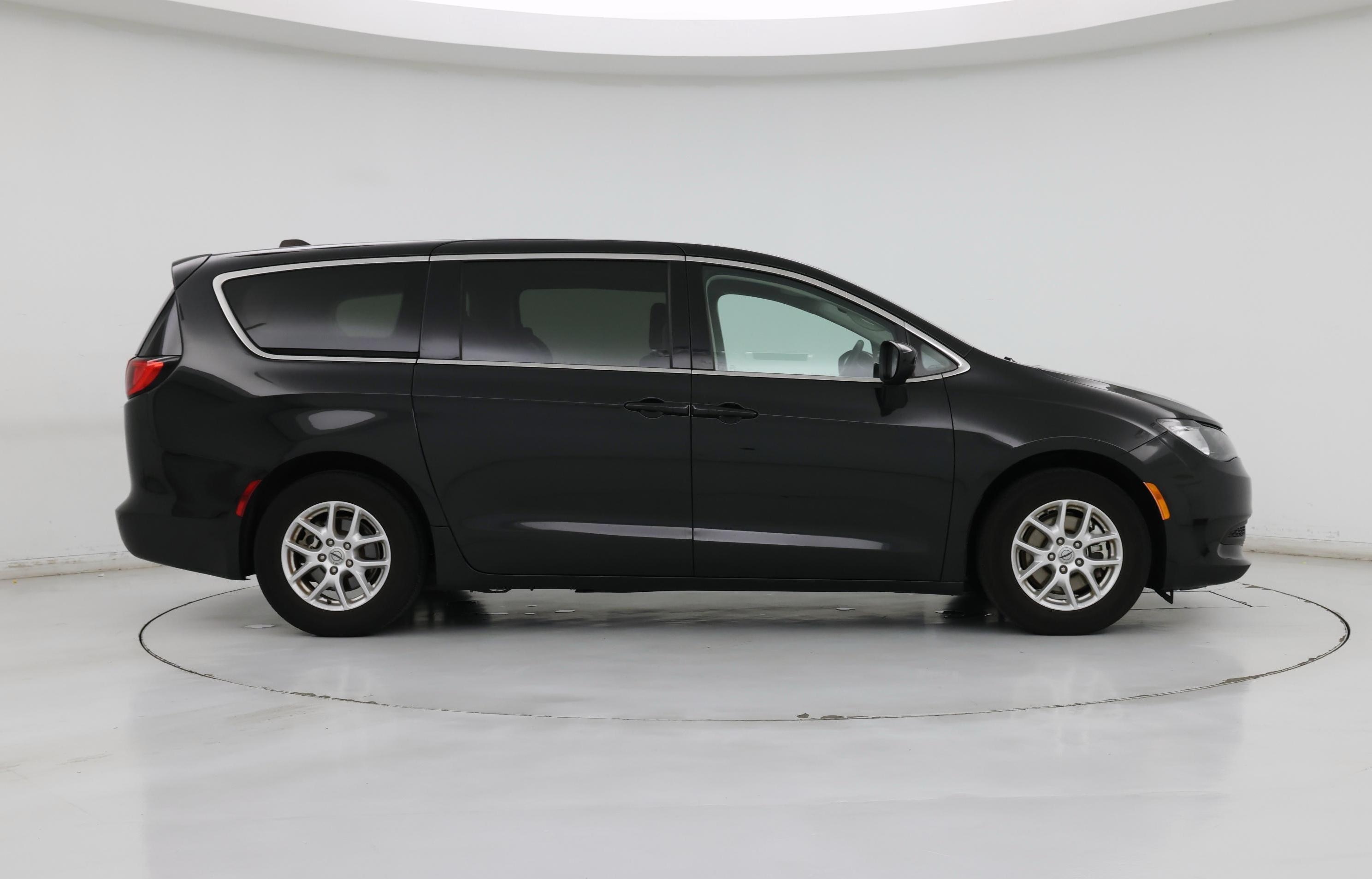 Thumbnail: 2023 Chrysler Voyager - 7