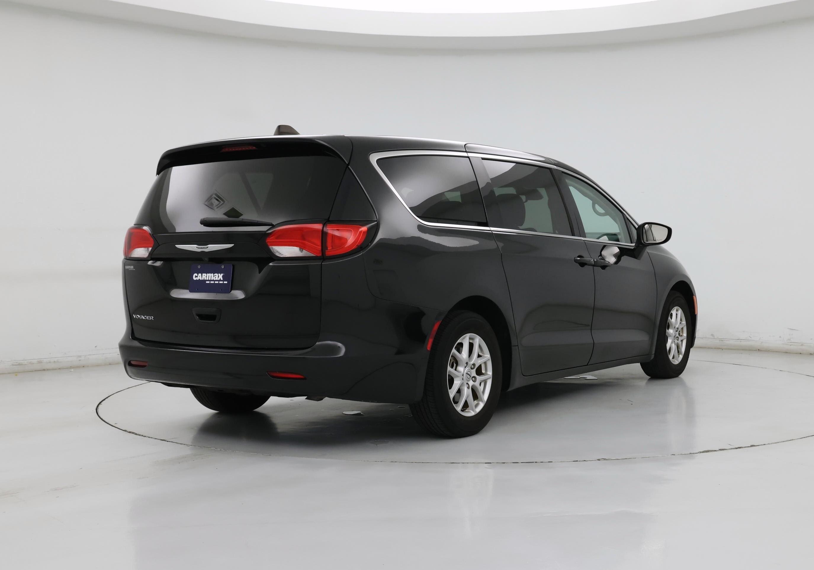 Thumbnail: 2023 Chrysler Voyager - 8