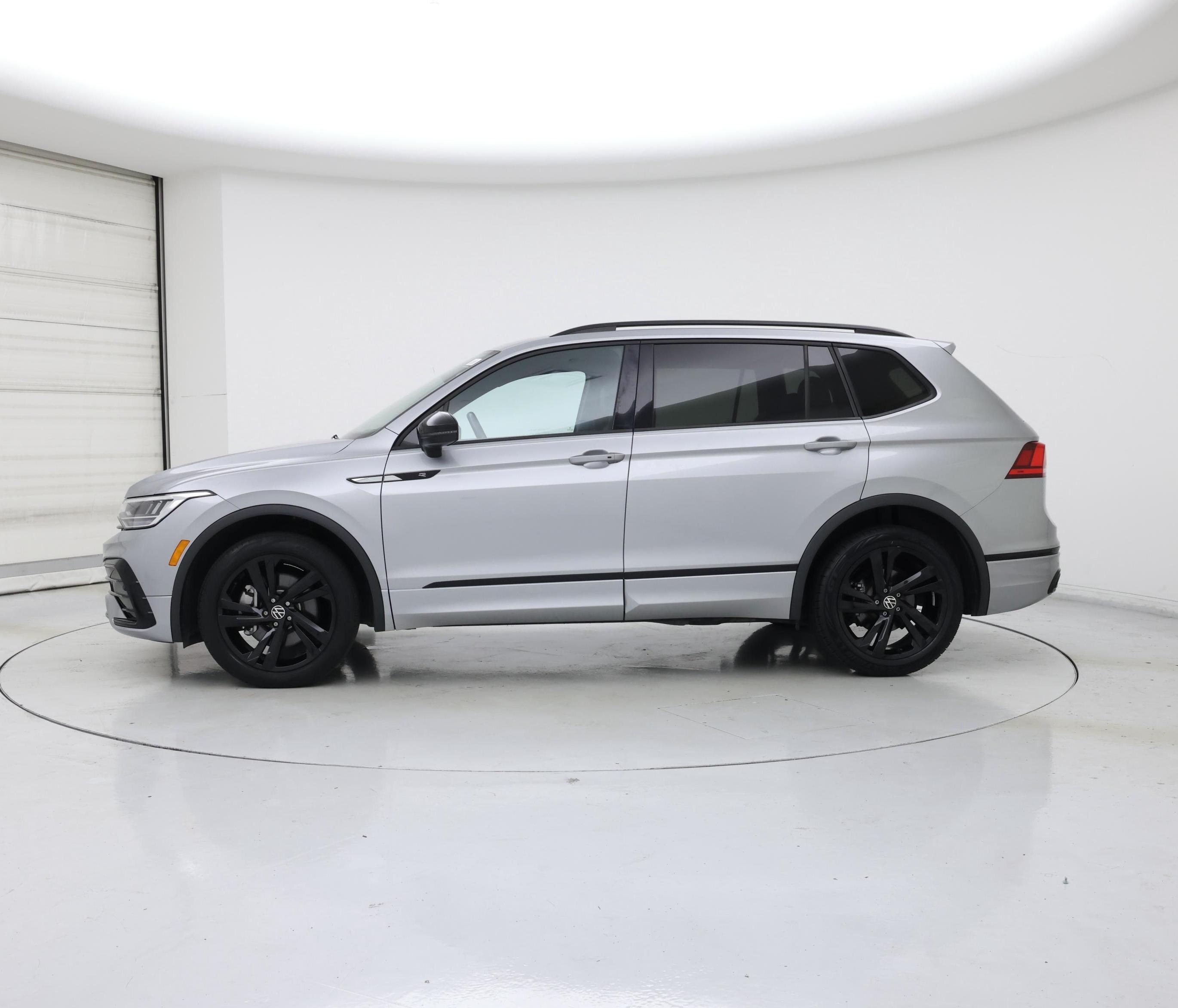 Thumbnail: 2023 Volkswagen Tiguan - 3