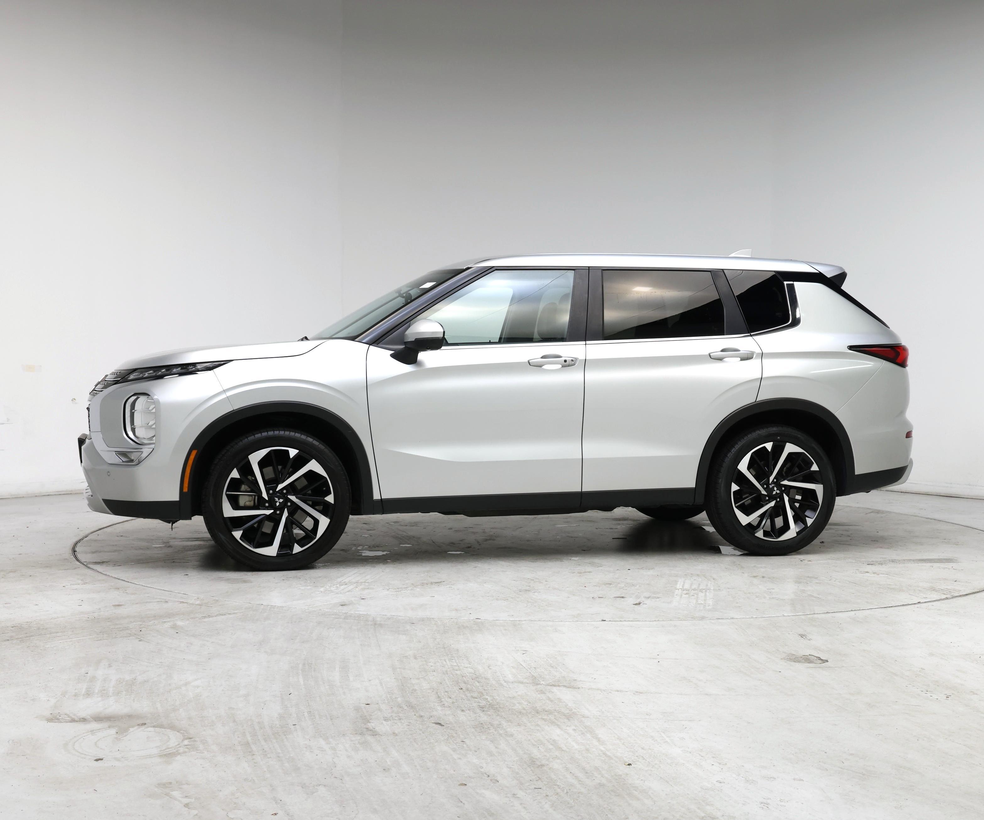 Thumbnail: 2024 Mitsubishi Outlander - 3