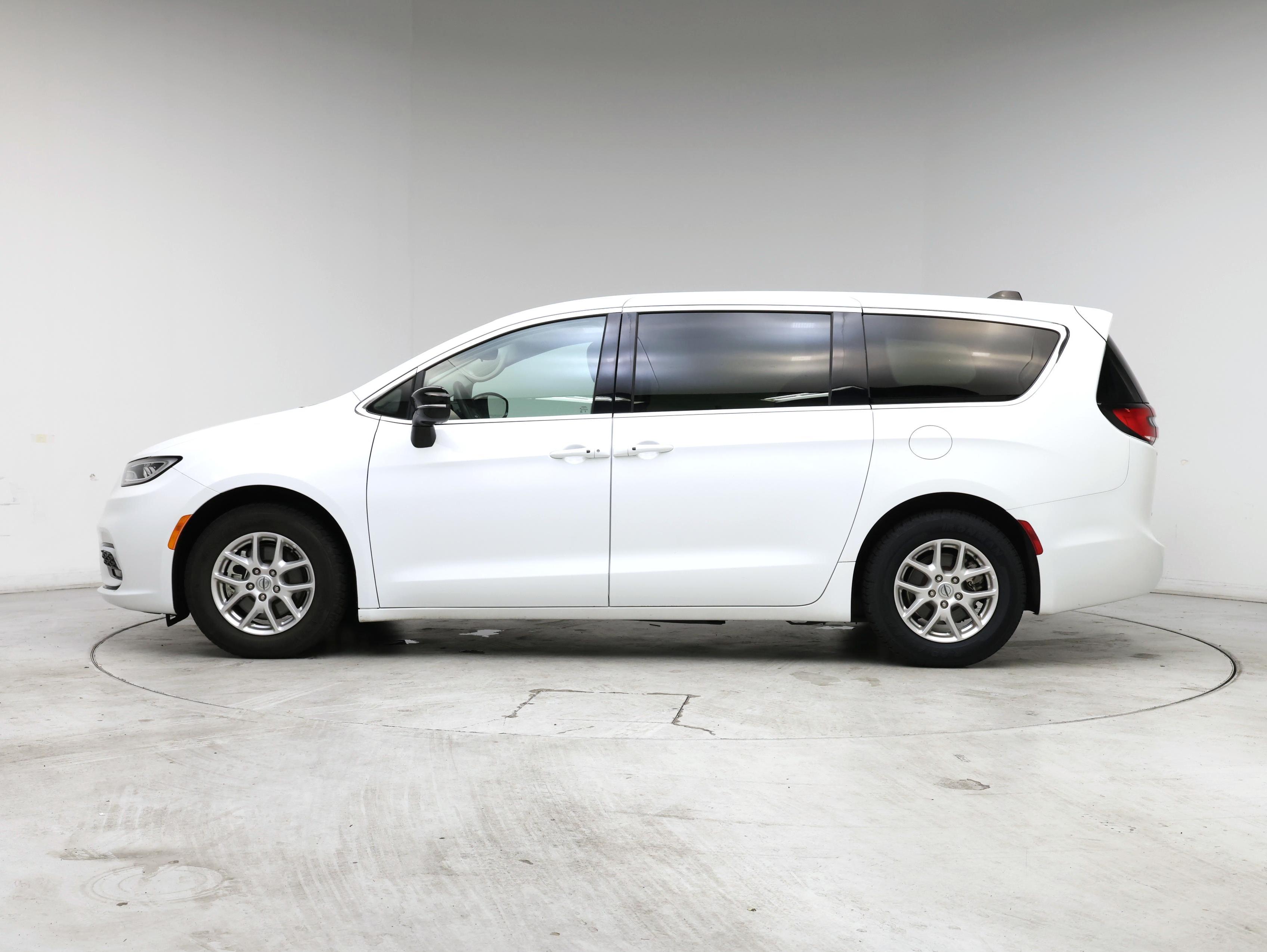 Thumbnail: 2024 Chrysler Pacifica - 3