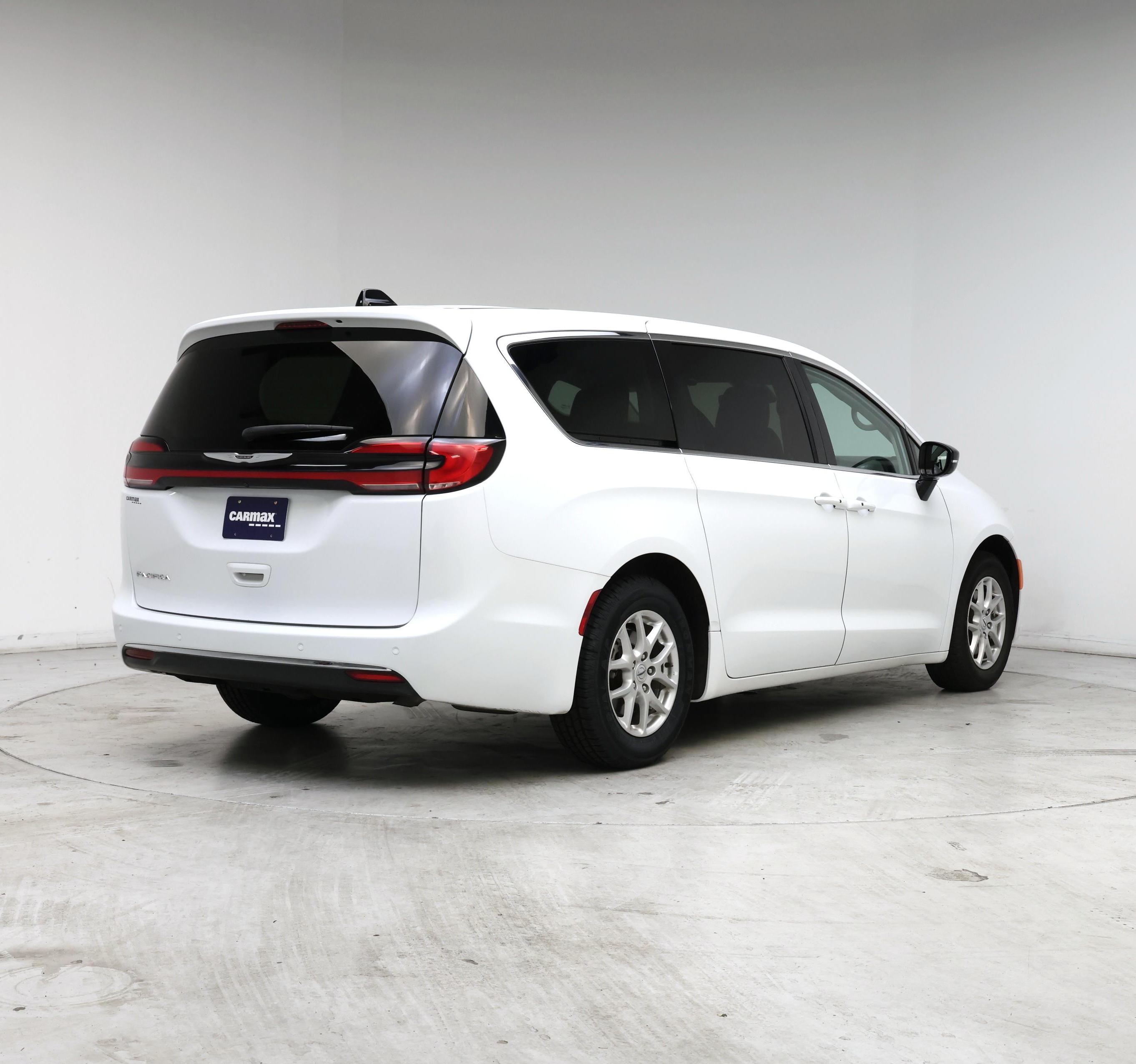Thumbnail: 2024 Chrysler Pacifica - 8