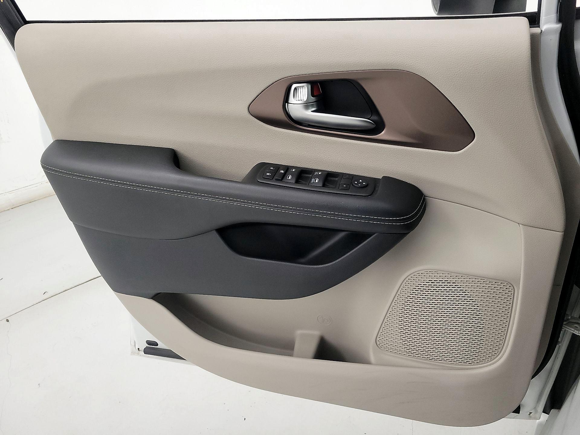 Thumbnail: 2023 Chrysler Voyager - 12