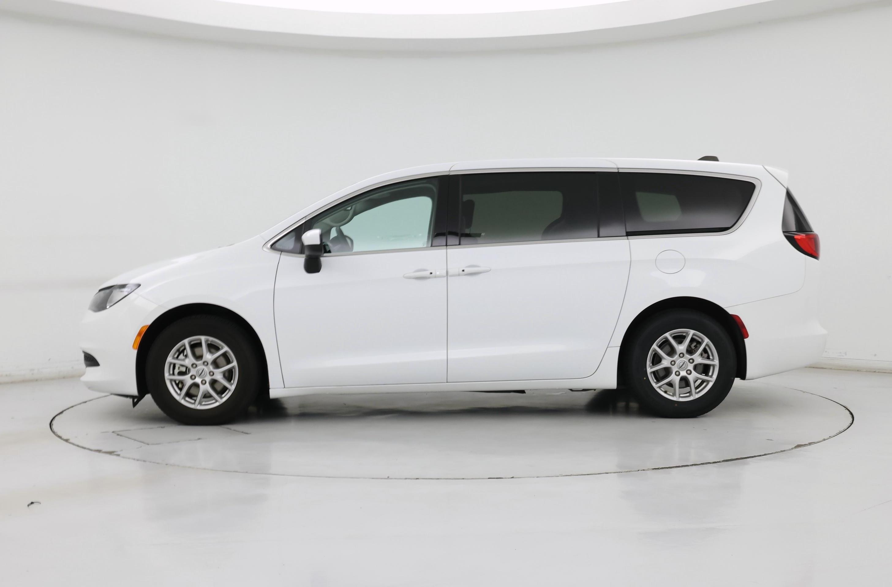 Thumbnail: 2023 Chrysler Voyager - 3