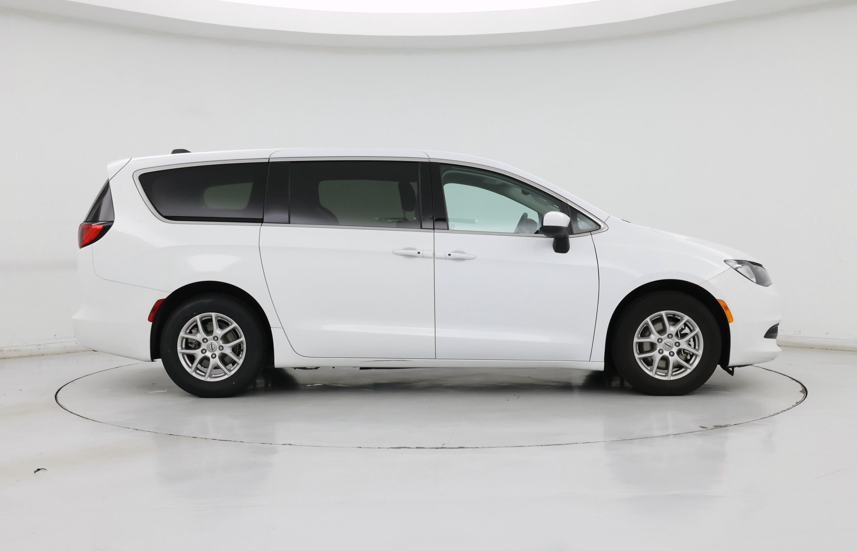 Thumbnail: 2023 Chrysler Voyager - 7