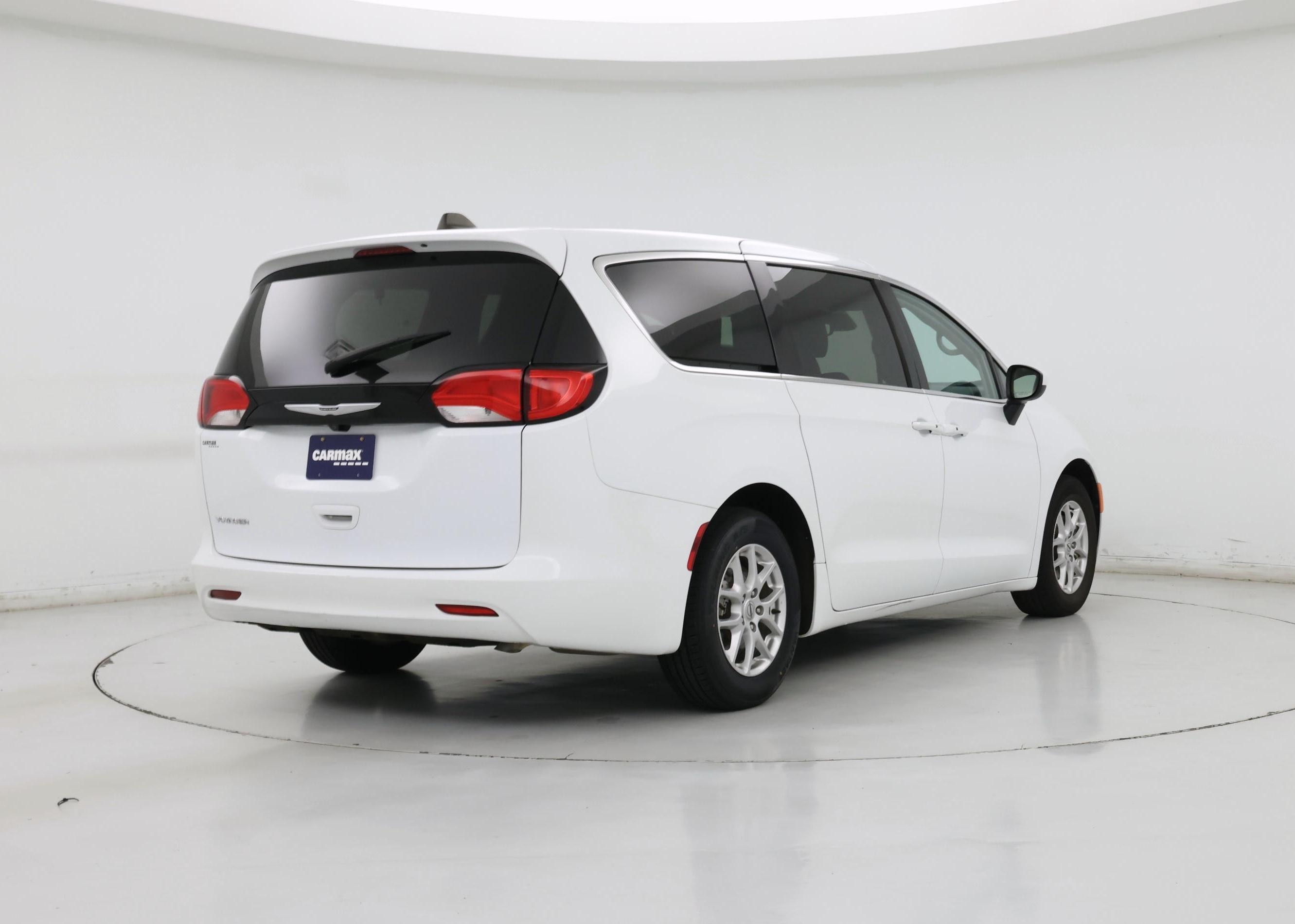 Thumbnail: 2023 Chrysler Voyager - 8