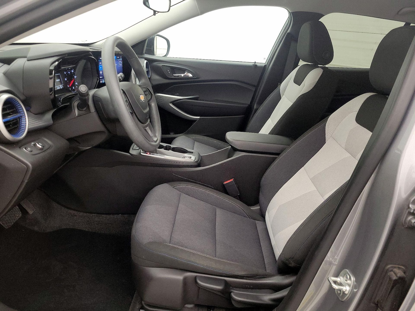 2025 Chevrolet Trax LS - Photo 12