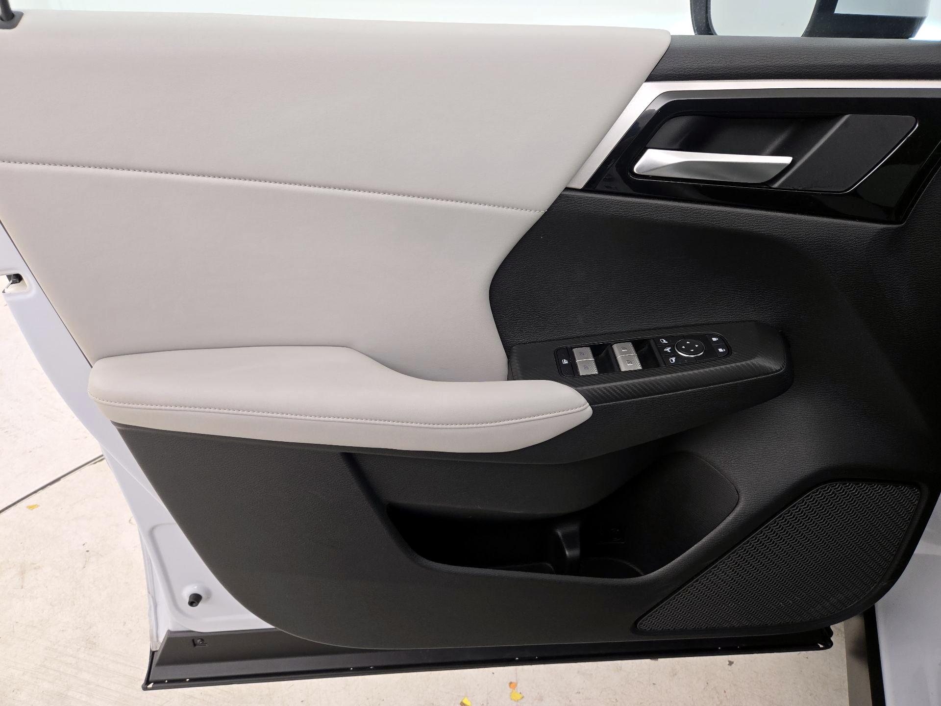 Thumbnail: 2025 Mitsubishi Outlander - 12