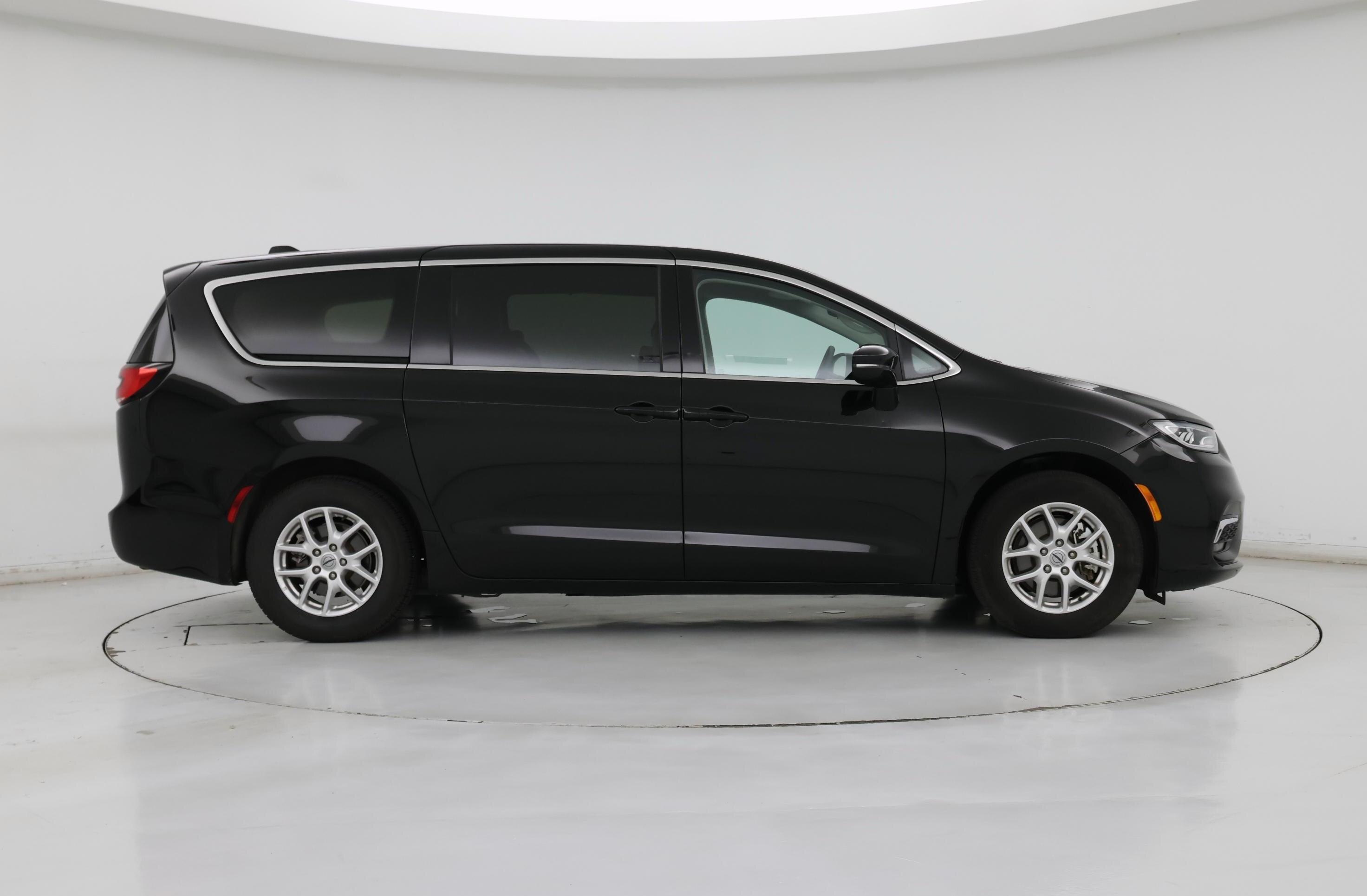 Thumbnail: 2024 Chrysler Pacifica - 7