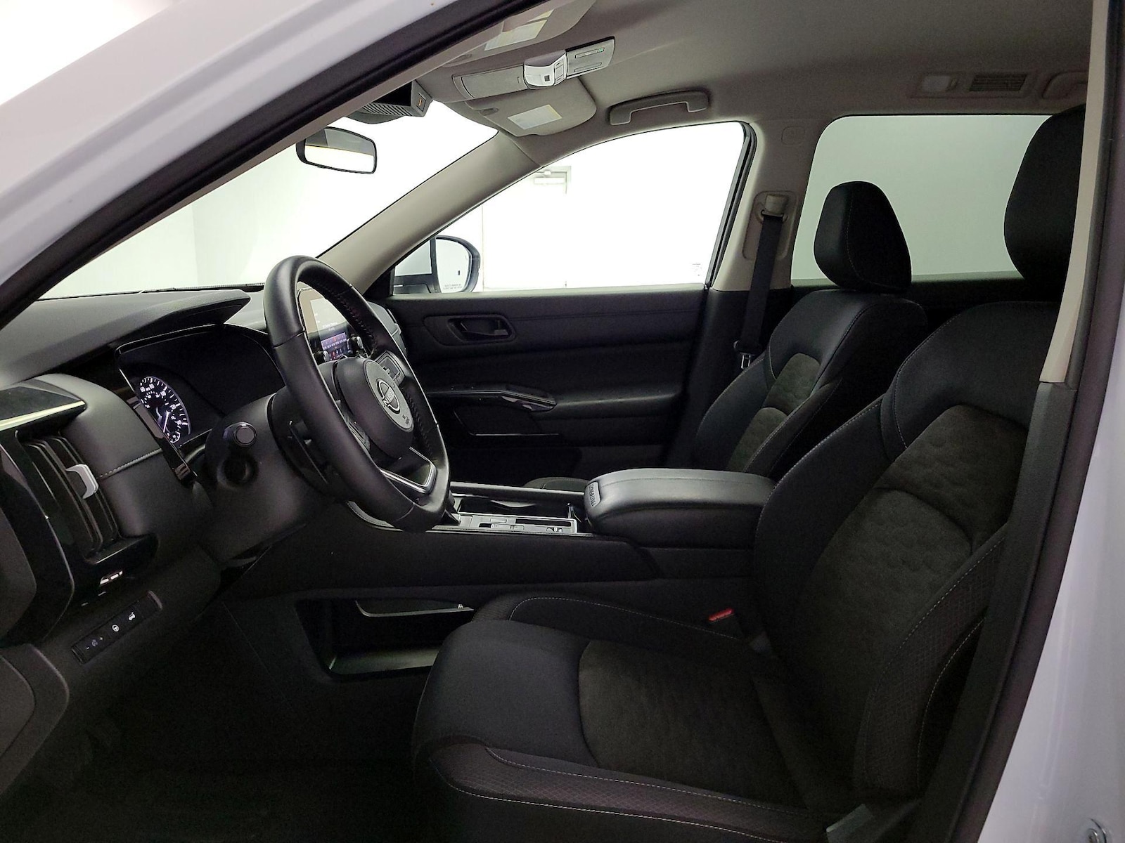 2025 Nissan Pathfinder SV - Photo 12