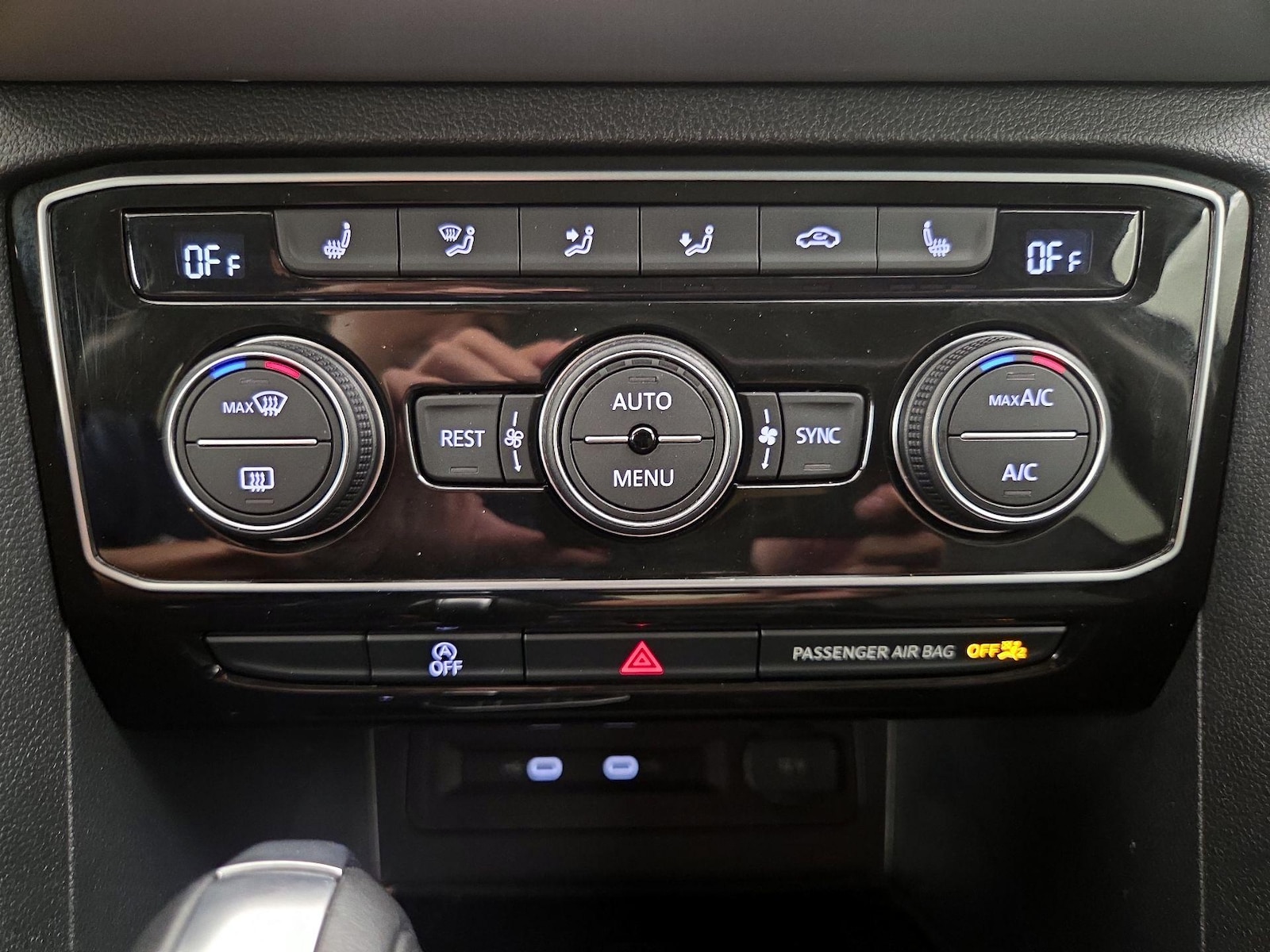 2022 Volkswagen Atlas SE w/Tech - Photo 17