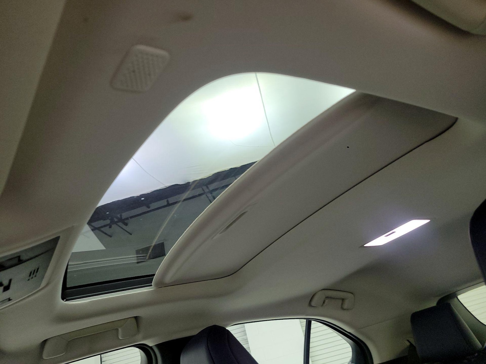 Sunroof(s) & Overhead Airbags