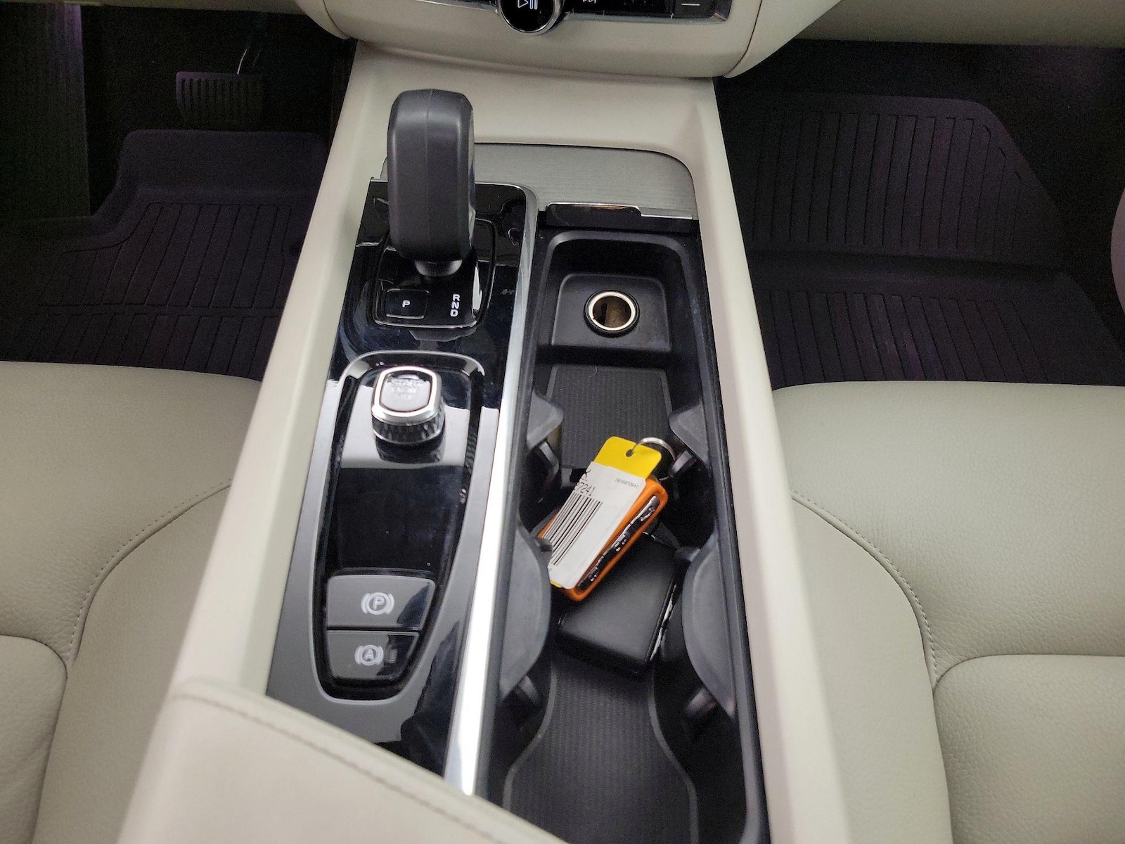 2025 Volvo XC60 Plus - Photo 19