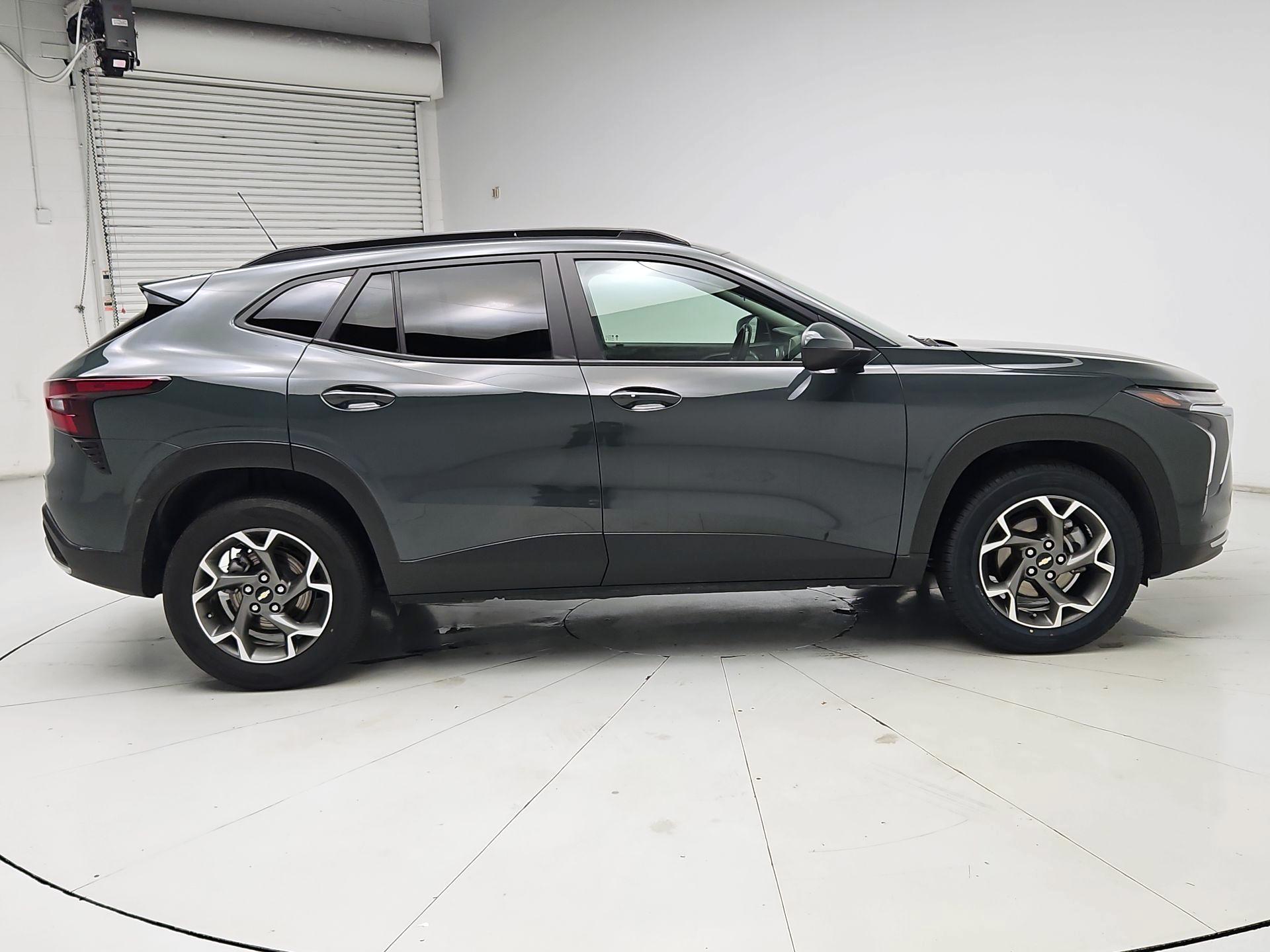Thumbnail: 2025 Chevrolet Trax - 4