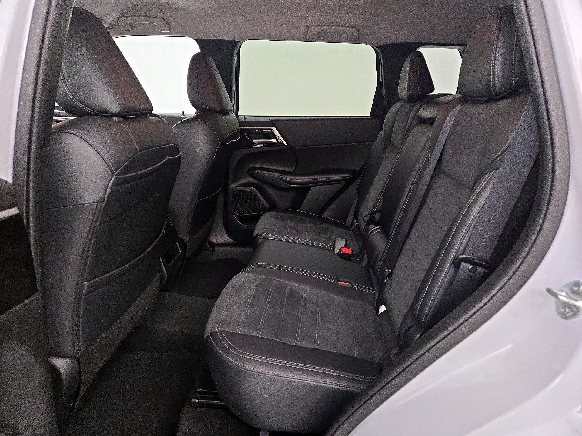 Thumbnail: 2024 Mitsubishi Outlander - 20