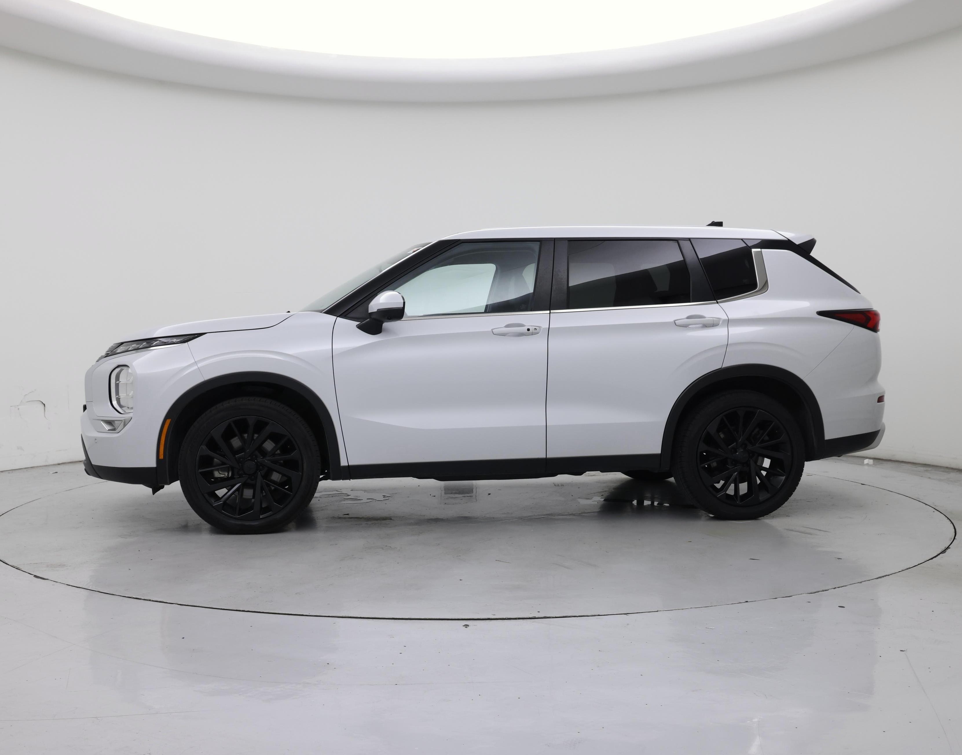Thumbnail: 2024 Mitsubishi Outlander - 3