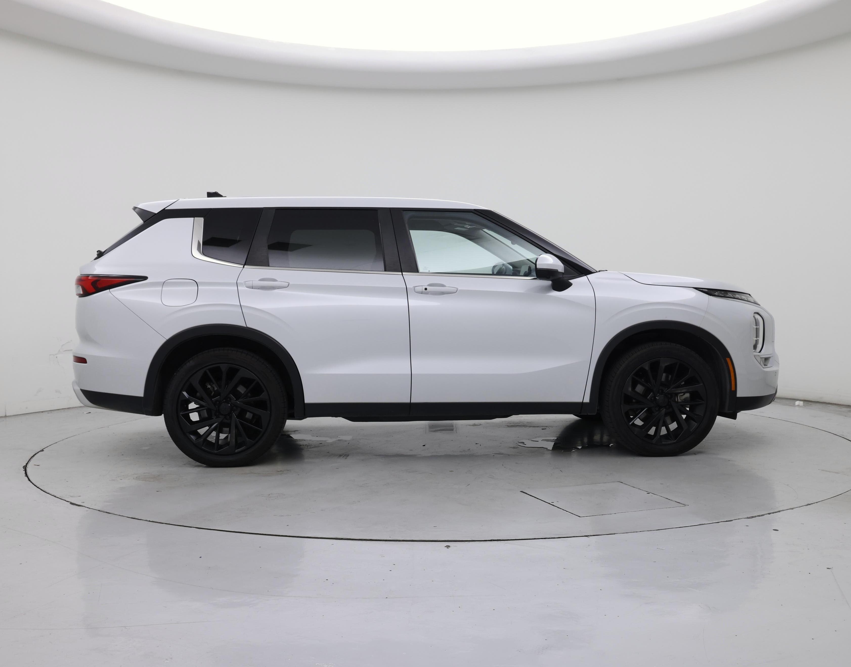 Thumbnail: 2024 Mitsubishi Outlander - 7