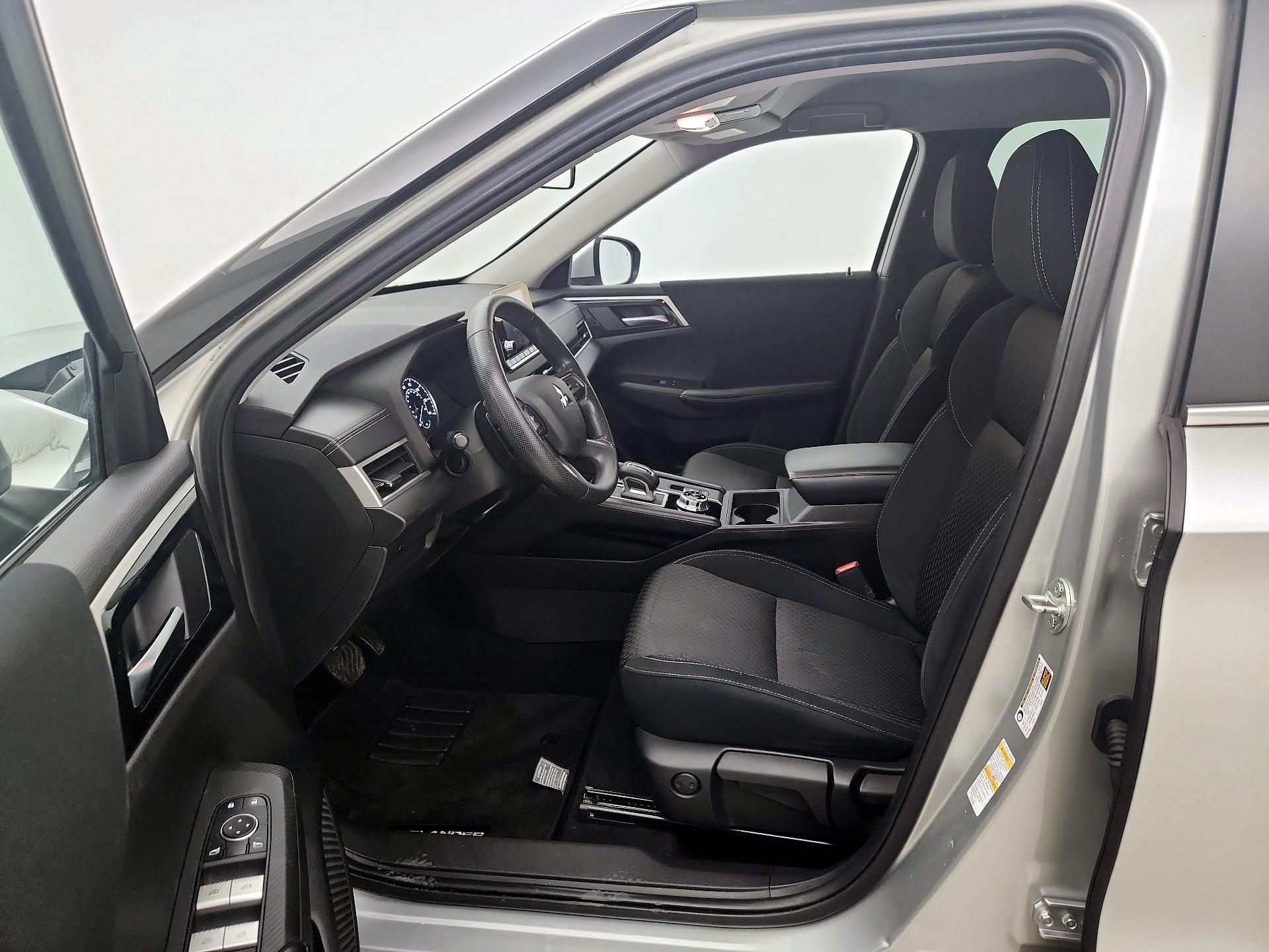 Thumbnail: 2022 Mitsubishi Outlander - 11