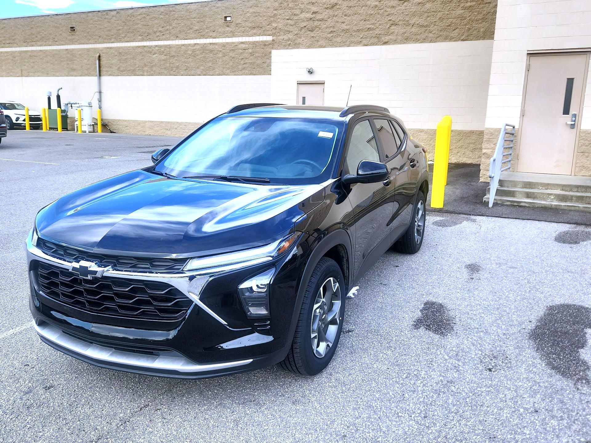 Thumbnail: 2025 Chevrolet Trax - 3