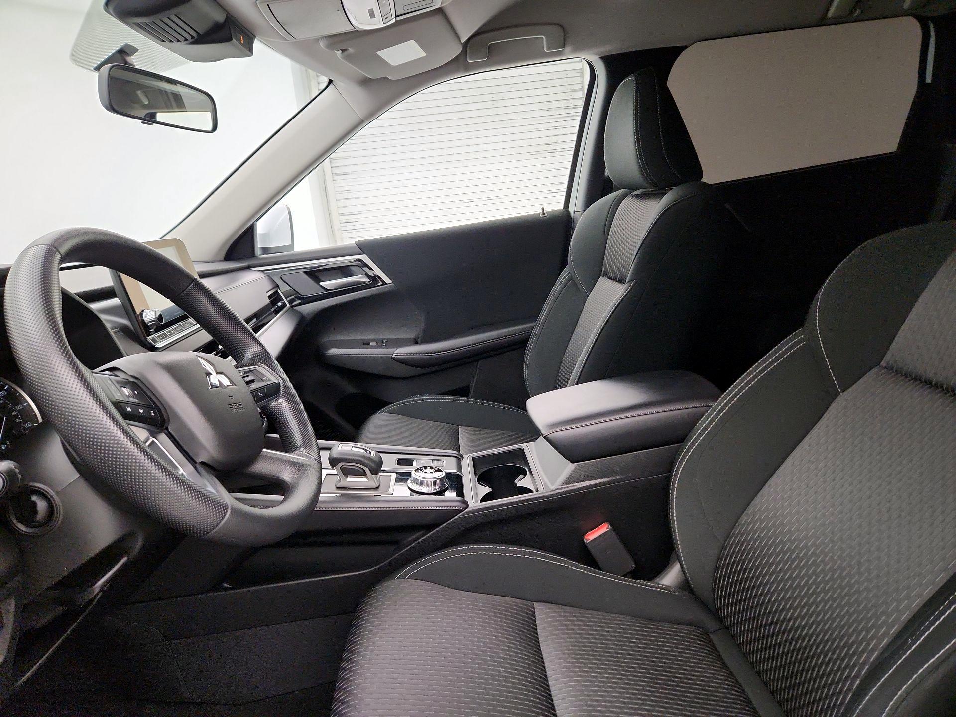 Thumbnail: 2024 Mitsubishi Outlander - 11