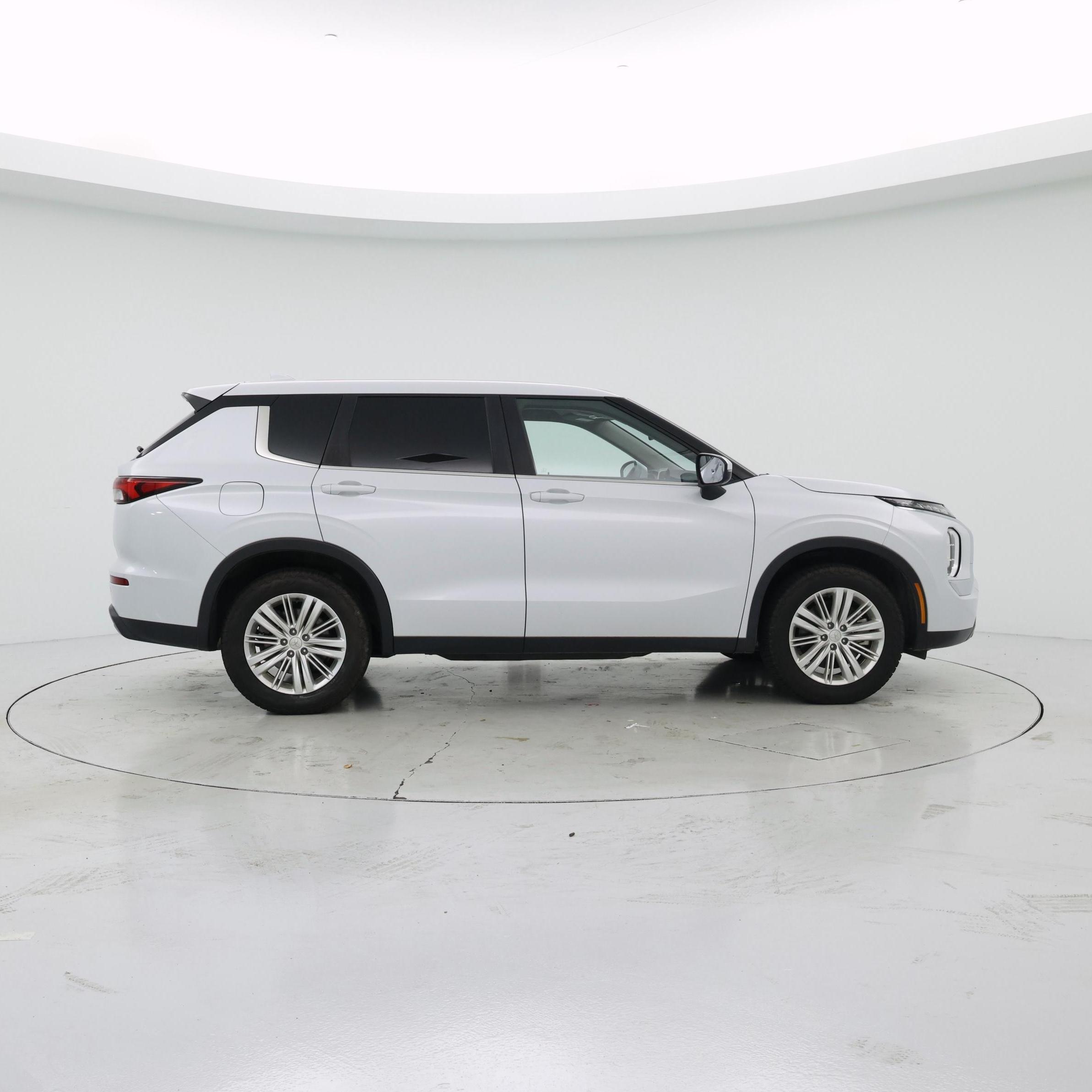 Thumbnail: 2024 Mitsubishi Outlander - 7