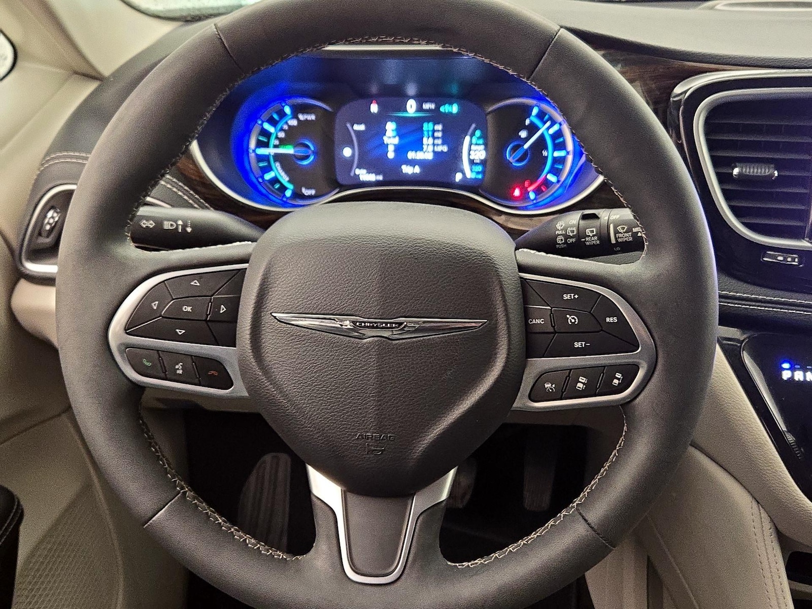 2023 Chrysler Pacifica Hybrid Limited - Photo 11