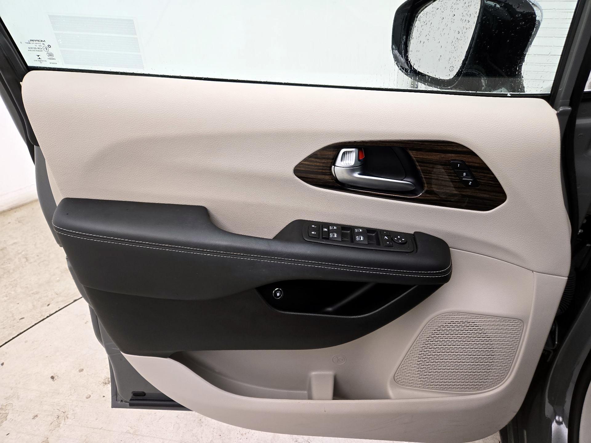 Thumbnail: 2023 Chrysler Pacifica - 12