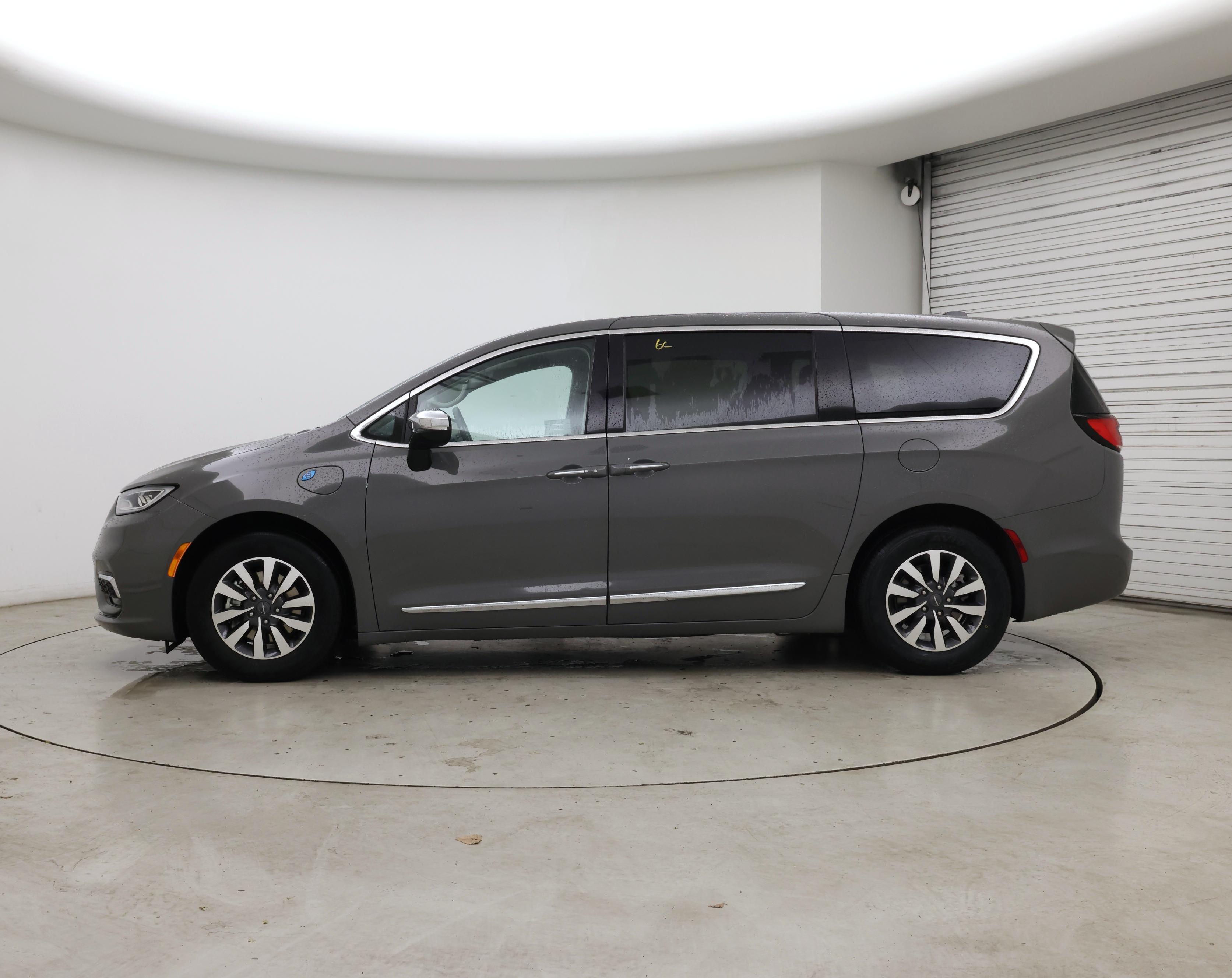 Thumbnail: 2023 Chrysler Pacifica - 3