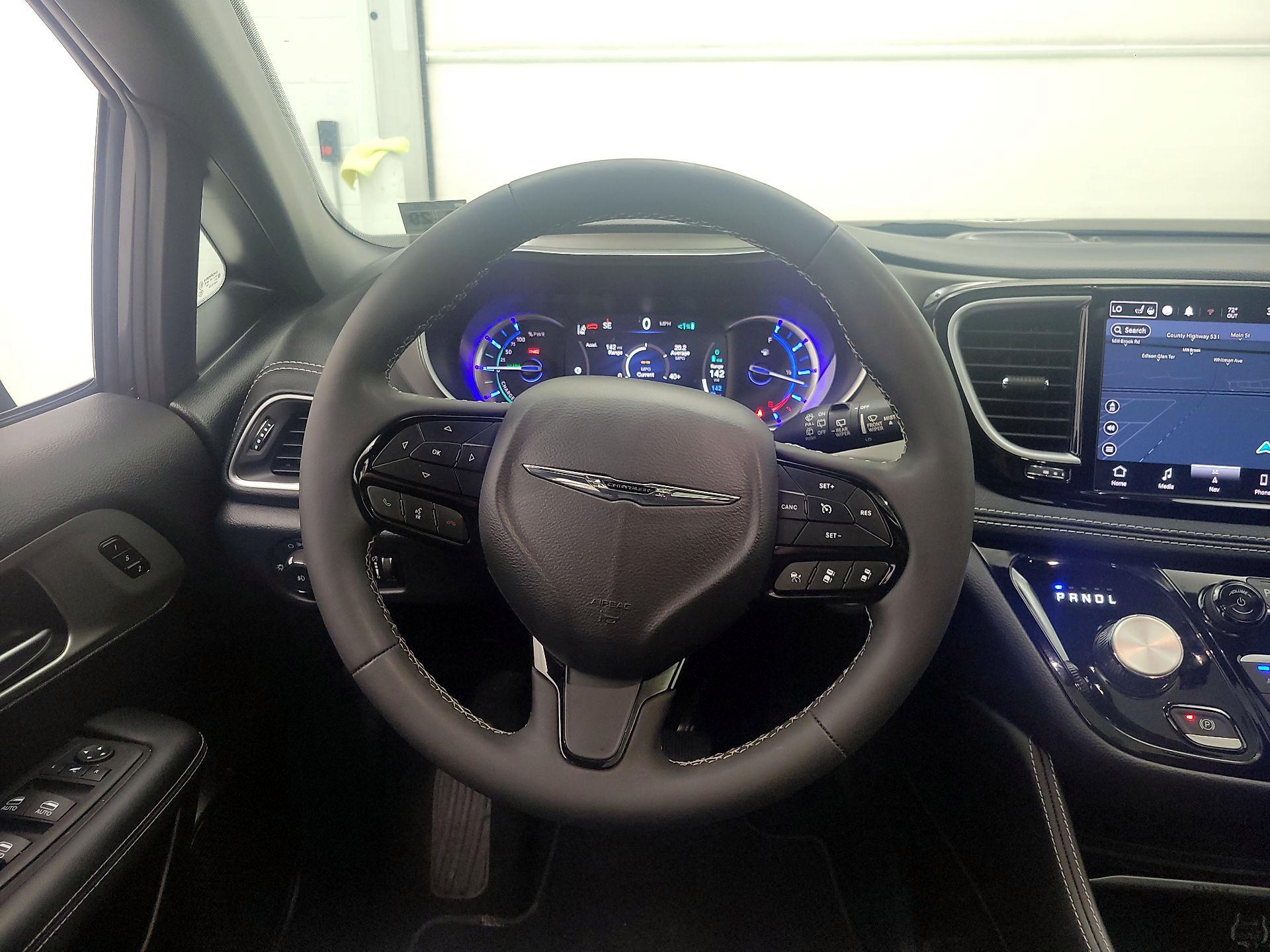 Thumbnail: 2023 Chrysler Pacifica - 10