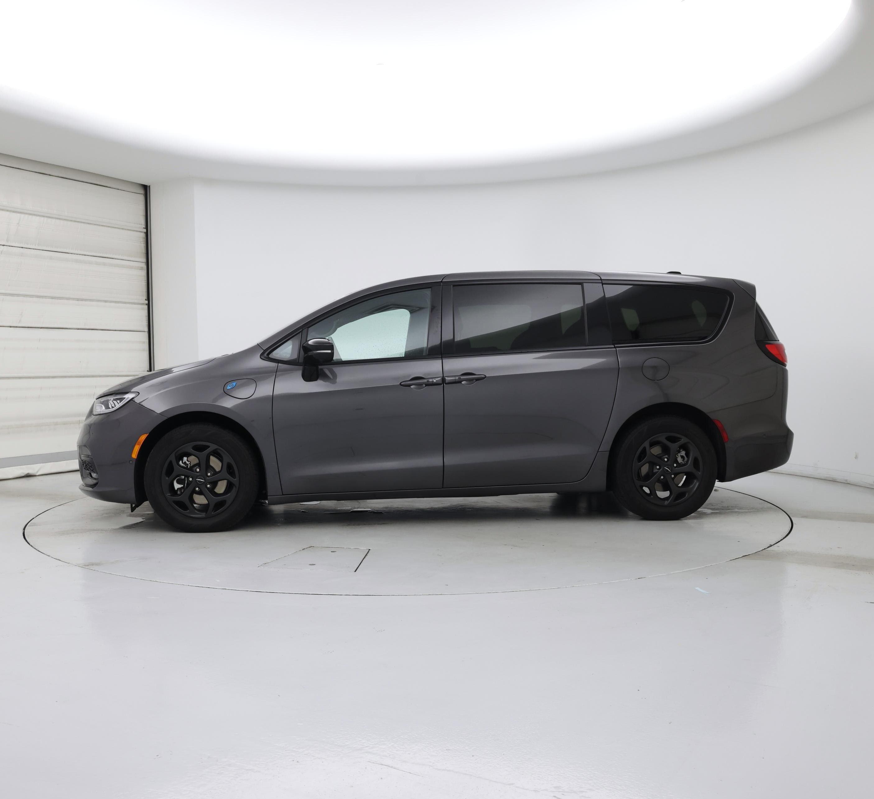 Thumbnail: 2023 Chrysler Pacifica - 3