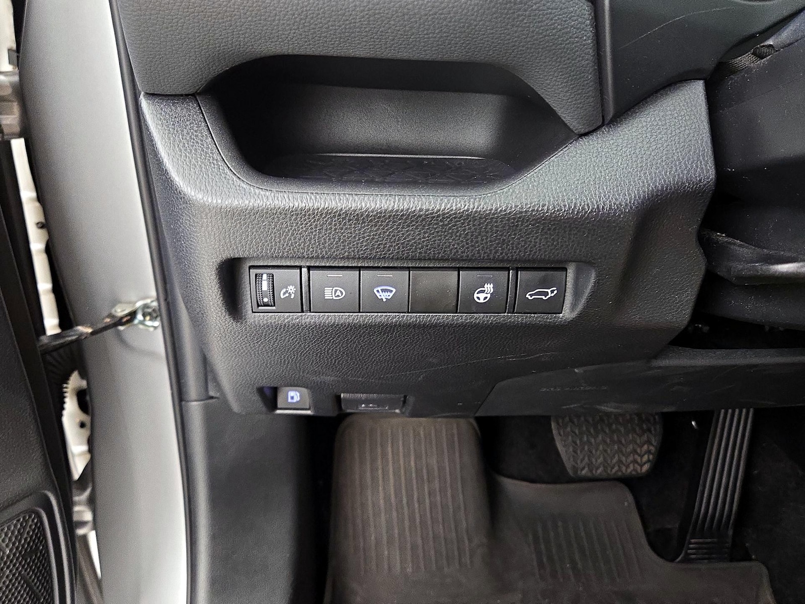 2022 Toyota RAV4 XLE Premium - Photo 14