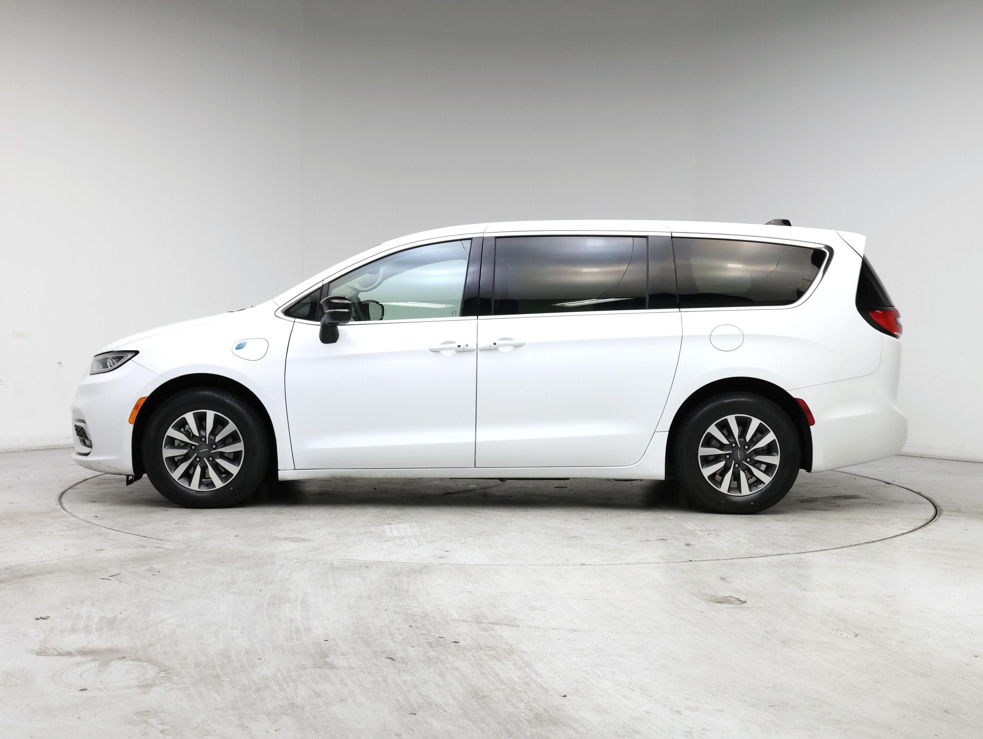 Thumbnail: 2024 Chrysler Pacifica - 3