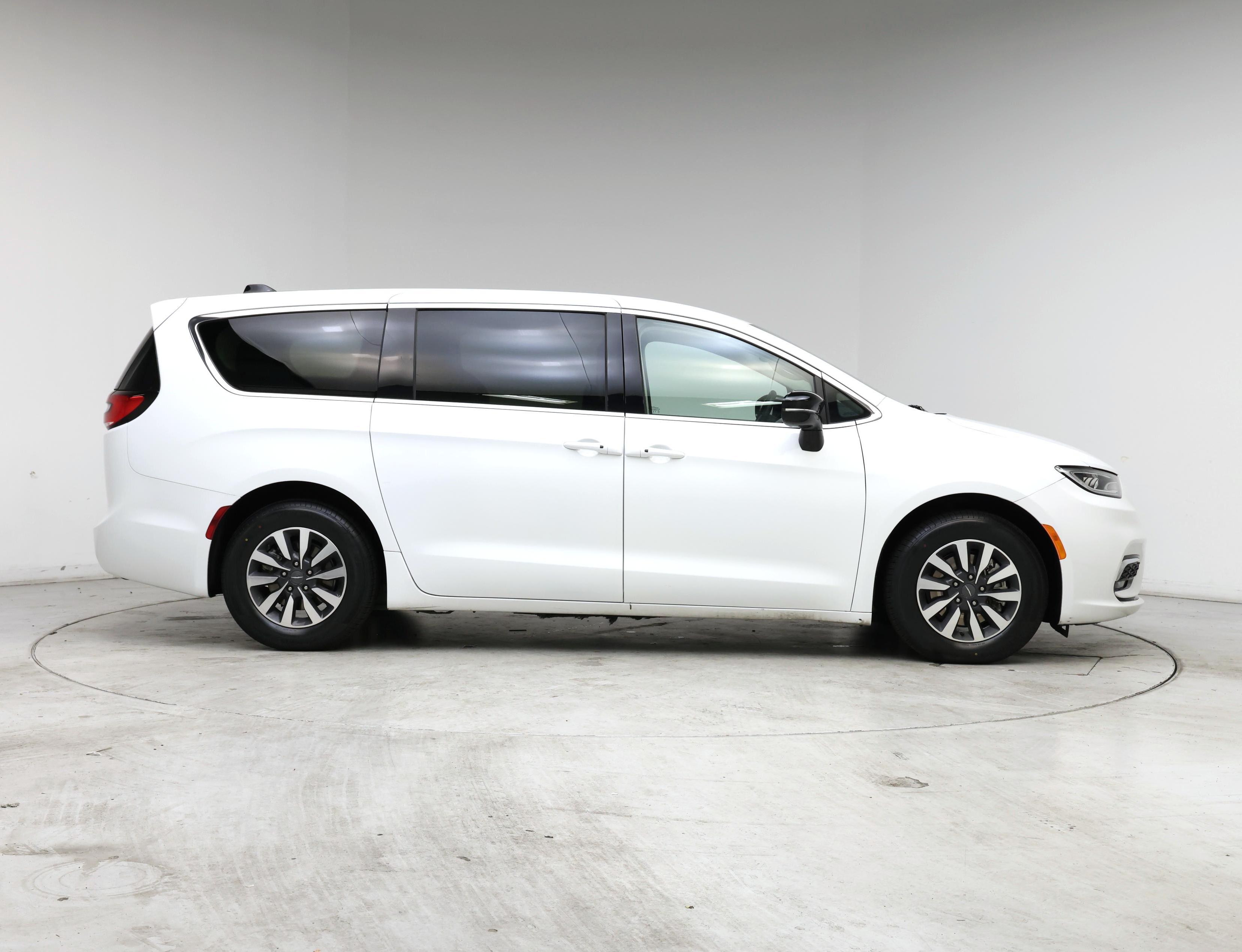 Thumbnail: 2024 Chrysler Pacifica - 7