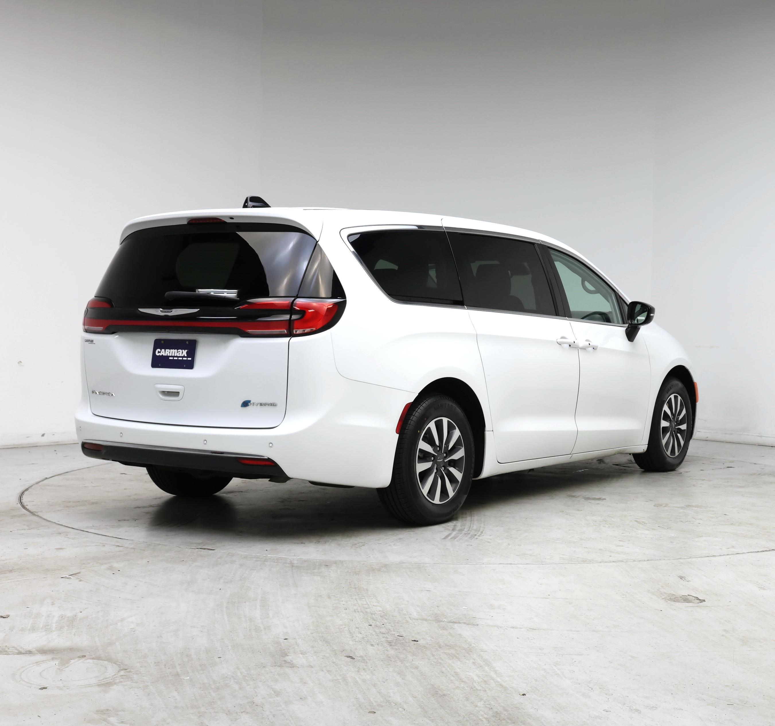 Thumbnail: 2024 Chrysler Pacifica - 8