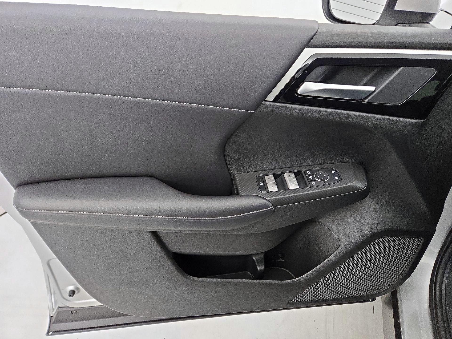 Thumbnail: 2024 Mitsubishi Outlander - 12