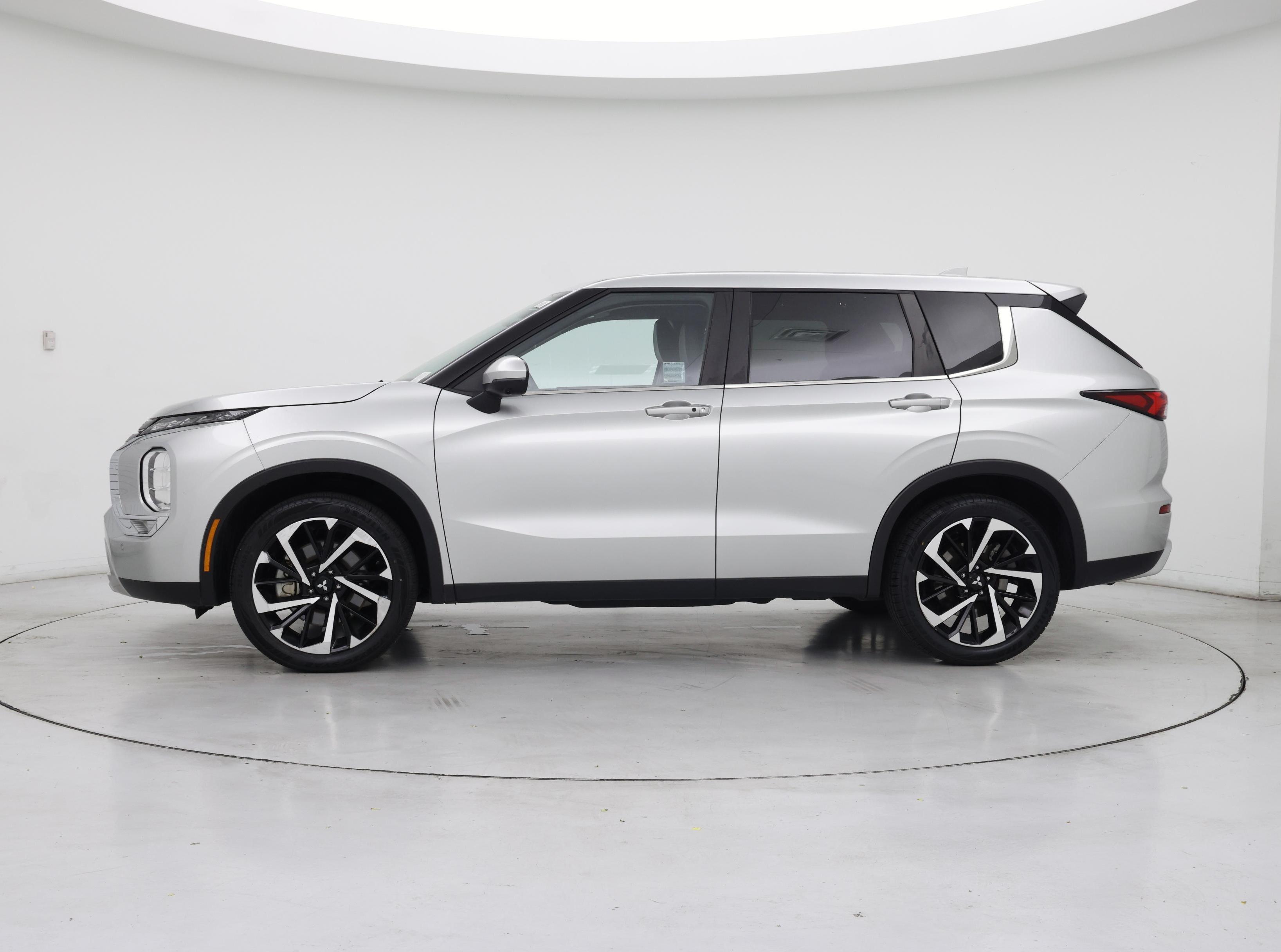 Thumbnail: 2024 Mitsubishi Outlander - 3