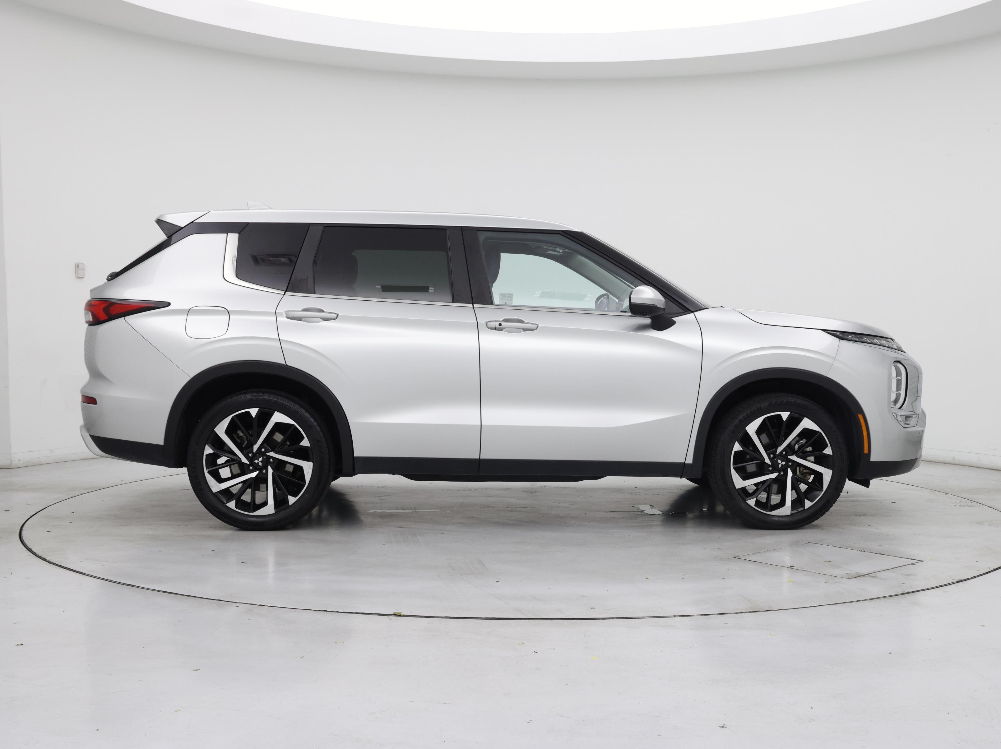 Thumbnail: 2024 Mitsubishi Outlander - 7