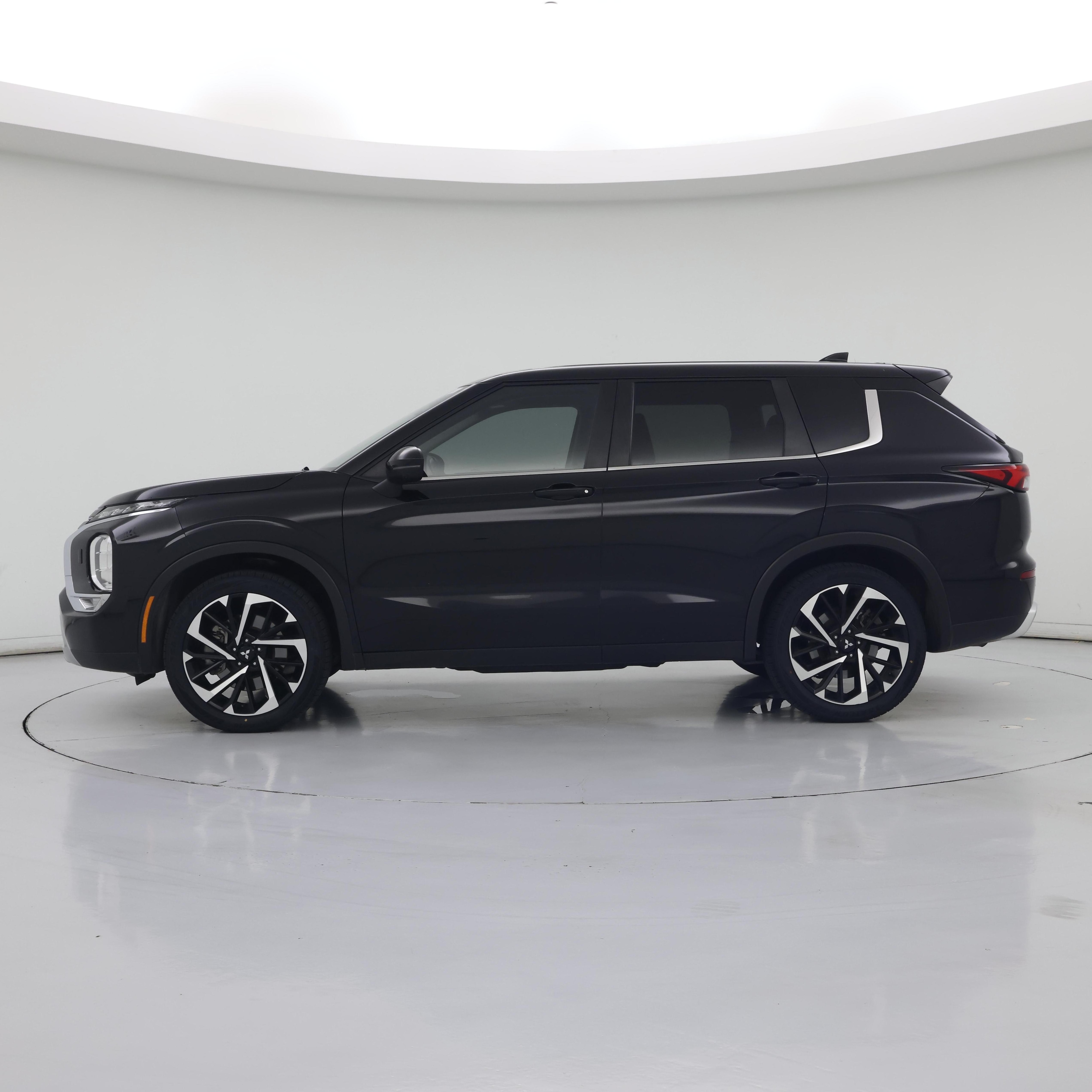 Thumbnail: 2024 Mitsubishi Outlander - 3